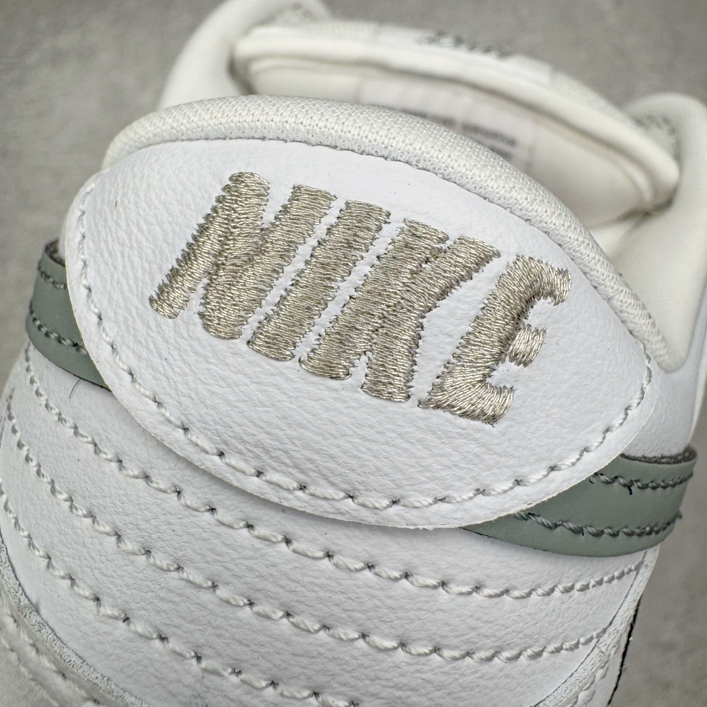 图片[17]-＃YC纯原 Supreme x Nk Dunk SB Dunk Low 舒适 防滑耐磨低帮板鞋 男女同款 联名亚洲限定白灰 HQ8487-100 毫无疑问市场中端王者 实力大厂出品 新配色陆续开发 利润个位数只为口碑 全套原纸板楦头开发 确保原汁原味 完美呈现DUNK版型 一比一鞋头弧度高度鞋身弧度 此版本只针对中端市场 皮料材质有所更替 其他数据细节工艺流程均保持一致 绝不口嗨 细节品控鞋型随意对比 独家私模官方第六代原厂航空铝磨具打磨大底 鞋头坡度极致还原 无解鞋型 原盒原配 圈内天花板工艺 原厂玻璃冲刀 超高清洁度 全鞋零毛边皮料切割 原厂中底布点胶 中底布拉帮走线遵循公司 尺码：40 40.5 41 42 42.5 43 44 44.5 45 46-选品中心