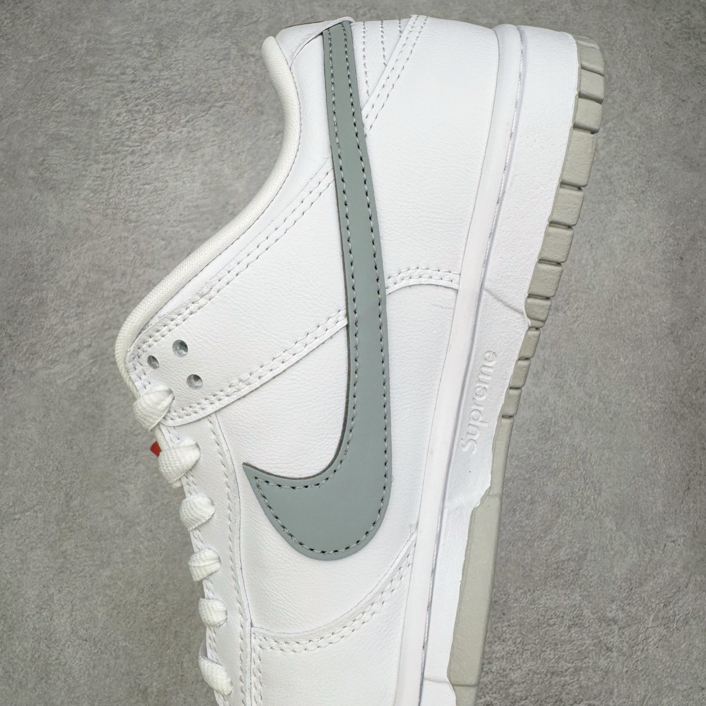 图片[7]-＃YC纯原 Supreme x Nk Dunk SB Dunk Low 舒适 防滑耐磨低帮板鞋 男女同款 联名亚洲限定白灰 HQ8487-100 毫无疑问市场中端王者 实力大厂出品 新配色陆续开发 利润个位数只为口碑 全套原纸板楦头开发 确保原汁原味 完美呈现DUNK版型 一比一鞋头弧度高度鞋身弧度 此版本只针对中端市场 皮料材质有所更替 其他数据细节工艺流程均保持一致 绝不口嗨 细节品控鞋型随意对比 独家私模官方第六代原厂航空铝磨具打磨大底 鞋头坡度极致还原 无解鞋型 原盒原配 圈内天花板工艺 原厂玻璃冲刀 超高清洁度 全鞋零毛边皮料切割 原厂中底布点胶 中底布拉帮走线遵循公司 尺码：40 40.5 41 42 42.5 43 44 44.5 45 46-选品中心