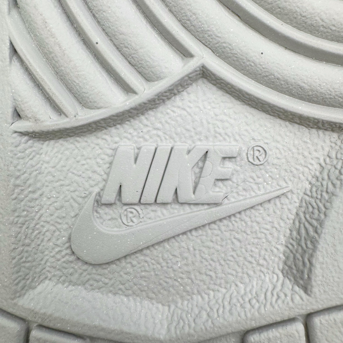 图片[23]-＃YC纯原 Supreme x Nk Dunk SB Dunk Low 舒适 防滑耐磨低帮板鞋 男女同款 联名亚洲限定白灰 HQ8487-100 毫无疑问市场中端王者 实力大厂出品 新配色陆续开发 利润个位数只为口碑 全套原纸板楦头开发 确保原汁原味 完美呈现DUNK版型 一比一鞋头弧度高度鞋身弧度 此版本只针对中端市场 皮料材质有所更替 其他数据细节工艺流程均保持一致 绝不口嗨 细节品控鞋型随意对比 独家私模官方第六代原厂航空铝磨具打磨大底 鞋头坡度极致还原 无解鞋型 原盒原配 圈内天花板工艺 原厂玻璃冲刀 超高清洁度 全鞋零毛边皮料切割 原厂中底布点胶 中底布拉帮走线遵循公司 尺码：40 40.5 41 42 42.5 43 44 44.5 45 46-选品中心