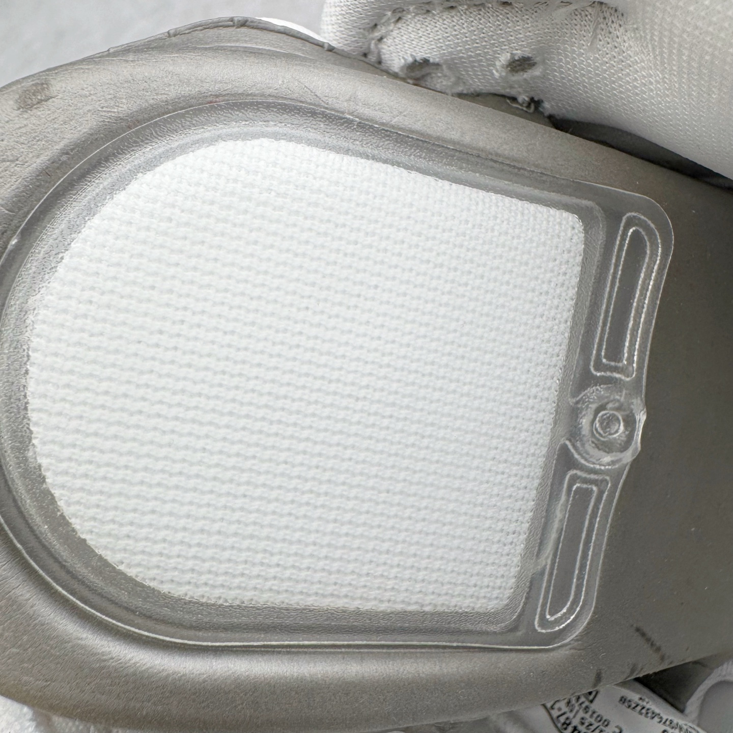 图片[18]-＃YC纯原 Supreme x Nk Dunk SB Dunk Low 舒适 防滑耐磨低帮板鞋 男女同款 联名亚洲限定白灰 HQ8487-100 毫无疑问市场中端王者 实力大厂出品 新配色陆续开发 利润个位数只为口碑 全套原纸板楦头开发 确保原汁原味 完美呈现DUNK版型 一比一鞋头弧度高度鞋身弧度 此版本只针对中端市场 皮料材质有所更替 其他数据细节工艺流程均保持一致 绝不口嗨 细节品控鞋型随意对比 独家私模官方第六代原厂航空铝磨具打磨大底 鞋头坡度极致还原 无解鞋型 原盒原配 圈内天花板工艺 原厂玻璃冲刀 超高清洁度 全鞋零毛边皮料切割 原厂中底布点胶 中底布拉帮走线遵循公司 尺码：40 40.5 41 42 42.5 43 44 44.5 45 46-选品中心