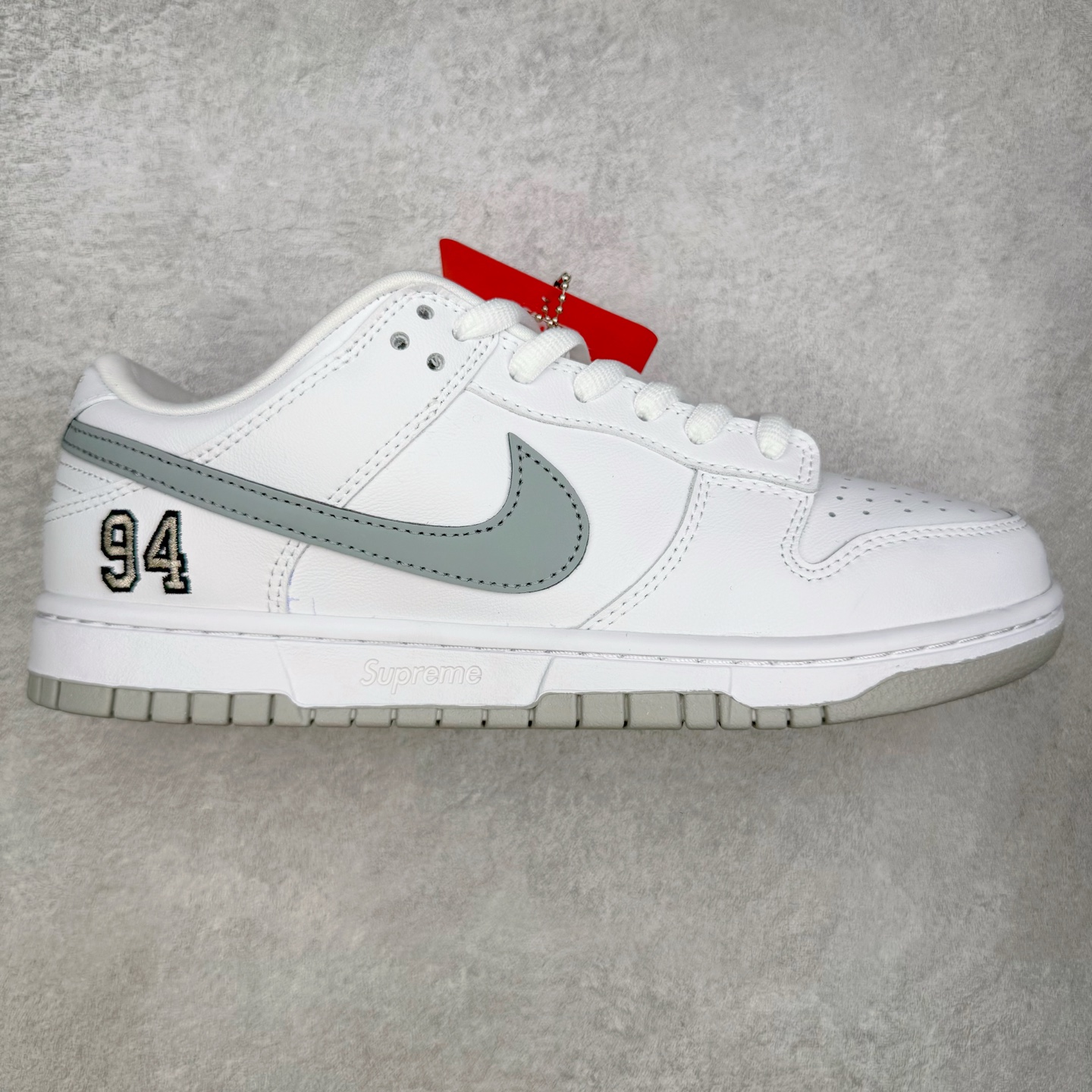 ＃YC纯原 Supreme x Nk Dunk SB Dunk Low 舒适 防滑耐磨低帮板鞋 男女同款 联名亚洲限定白灰 HQ8487-100 毫无疑问市场中端王者 实力大厂出品 新配色陆续开发 利润个位数只为口碑 全套原纸板楦头开发 确保原汁原味 完美呈现DUNK版型 一比一鞋头弧度高度鞋身弧度 此版本只针对中端市场 皮料材质有所更替 其他数据细节工艺流程均保持一致 绝不口嗨 细节品控鞋型随意对比 独家私模官方第六代原厂航空铝磨具打磨大底 鞋头坡度极致还原 无解鞋型 原盒原配 圈内天花板工艺 原厂玻璃冲刀 超高清洁度 全鞋零毛边皮料切割 原厂中底布点胶 中底布拉帮走线遵循公司 尺码：40 40.5 41 42 42.5 43 44 44.5 45 46-选品中心