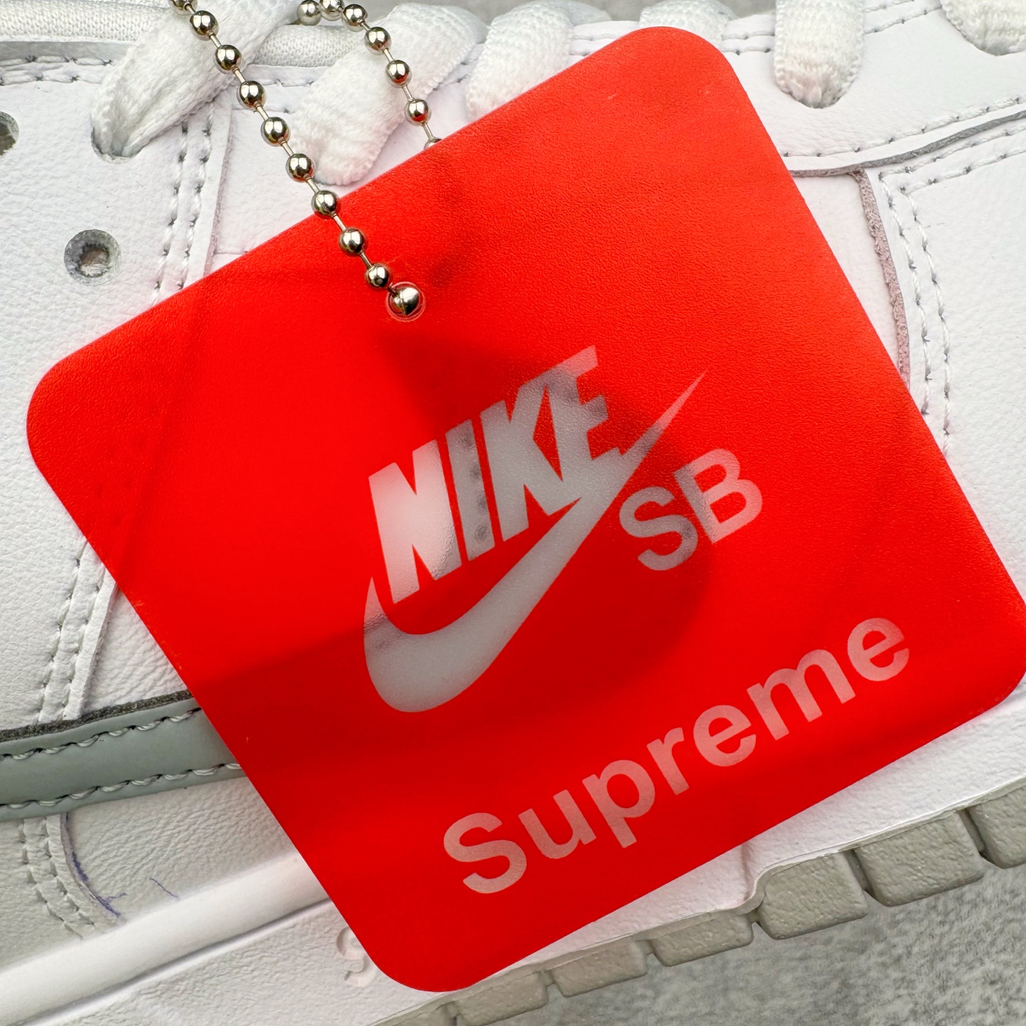 图片[10]-＃YC纯原 Supreme x Nk Dunk SB Dunk Low 舒适 防滑耐磨低帮板鞋 男女同款 联名亚洲限定白灰 HQ8487-100 毫无疑问市场中端王者 实力大厂出品 新配色陆续开发 利润个位数只为口碑 全套原纸板楦头开发 确保原汁原味 完美呈现DUNK版型 一比一鞋头弧度高度鞋身弧度 此版本只针对中端市场 皮料材质有所更替 其他数据细节工艺流程均保持一致 绝不口嗨 细节品控鞋型随意对比 独家私模官方第六代原厂航空铝磨具打磨大底 鞋头坡度极致还原 无解鞋型 原盒原配 圈内天花板工艺 原厂玻璃冲刀 超高清洁度 全鞋零毛边皮料切割 原厂中底布点胶 中底布拉帮走线遵循公司 尺码：40 40.5 41 42 42.5 43 44 44.5 45 46-选品中心