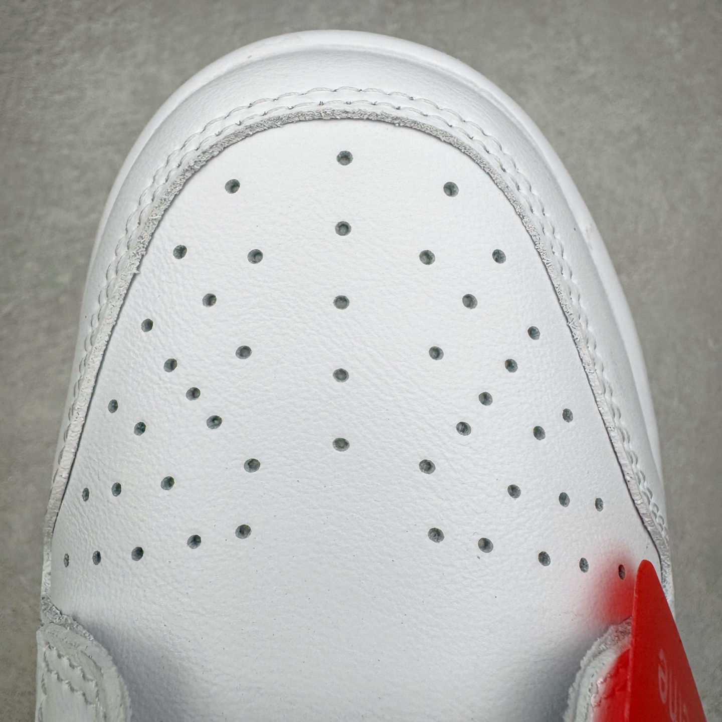 图片[16]-＃YC纯原 Supreme x Nk Dunk SB Dunk Low 舒适 防滑耐磨低帮板鞋 男女同款 联名亚洲限定白灰 HQ8487-100 毫无疑问市场中端王者 实力大厂出品 新配色陆续开发 利润个位数只为口碑 全套原纸板楦头开发 确保原汁原味 完美呈现DUNK版型 一比一鞋头弧度高度鞋身弧度 此版本只针对中端市场 皮料材质有所更替 其他数据细节工艺流程均保持一致 绝不口嗨 细节品控鞋型随意对比 独家私模官方第六代原厂航空铝磨具打磨大底 鞋头坡度极致还原 无解鞋型 原盒原配 圈内天花板工艺 原厂玻璃冲刀 超高清洁度 全鞋零毛边皮料切割 原厂中底布点胶 中底布拉帮走线遵循公司 尺码：40 40.5 41 42 42.5 43 44 44.5 45 46-选品中心