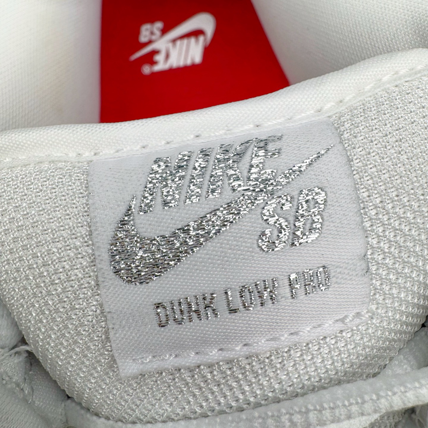 图片[14]-＃YC纯原 Supreme x Nk Dunk SB Dunk Low 舒适 防滑耐磨低帮板鞋 男女同款 联名亚洲限定白灰 HQ8487-100 毫无疑问市场中端王者 实力大厂出品 新配色陆续开发 利润个位数只为口碑 全套原纸板楦头开发 确保原汁原味 完美呈现DUNK版型 一比一鞋头弧度高度鞋身弧度 此版本只针对中端市场 皮料材质有所更替 其他数据细节工艺流程均保持一致 绝不口嗨 细节品控鞋型随意对比 独家私模官方第六代原厂航空铝磨具打磨大底 鞋头坡度极致还原 无解鞋型 原盒原配 圈内天花板工艺 原厂玻璃冲刀 超高清洁度 全鞋零毛边皮料切割 原厂中底布点胶 中底布拉帮走线遵循公司 尺码：40 40.5 41 42 42.5 43 44 44.5 45 46-选品中心