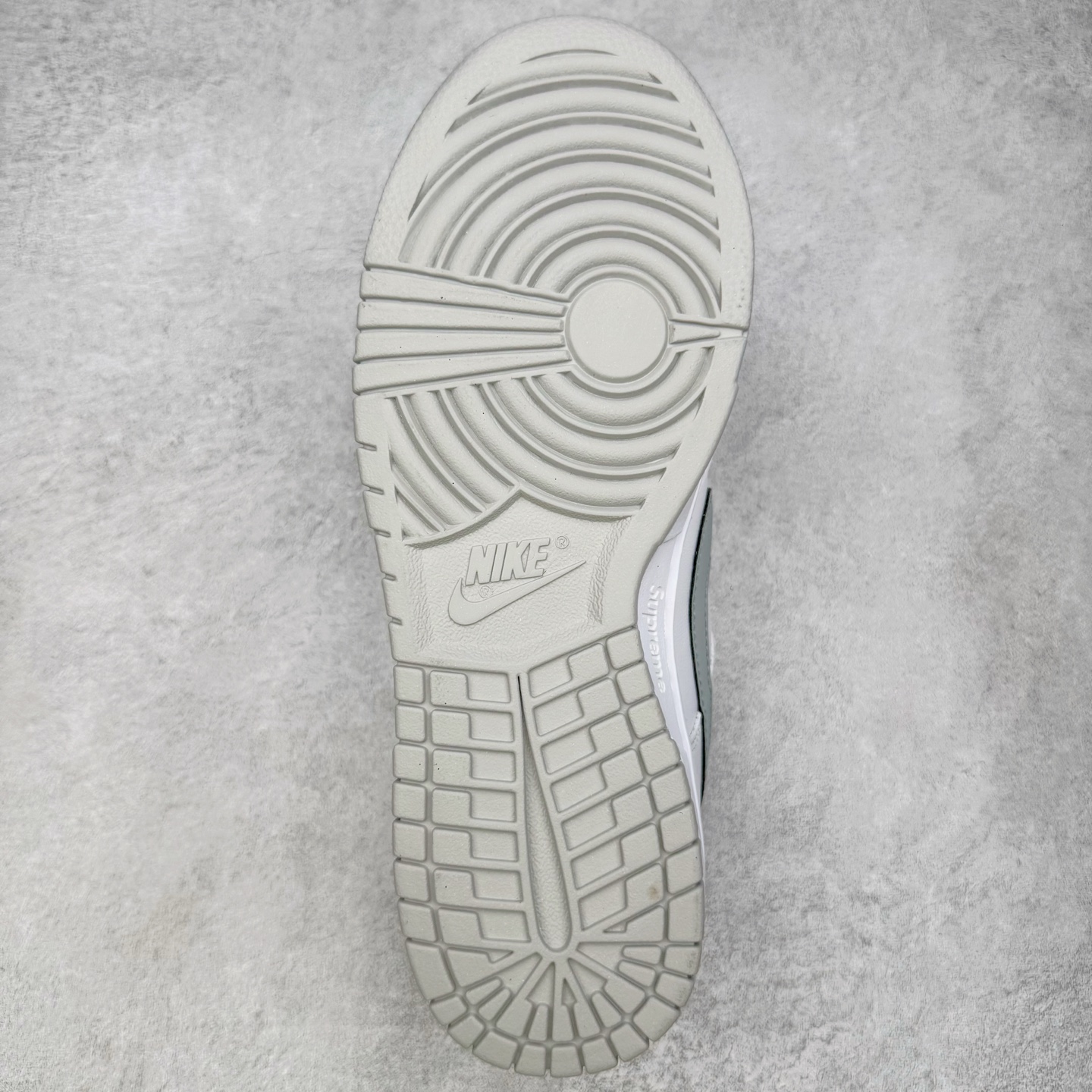 图片[9]-＃YC纯原 Supreme x Nk Dunk SB Dunk Low 舒适 防滑耐磨低帮板鞋 男女同款 联名亚洲限定白灰 HQ8487-100 毫无疑问市场中端王者 实力大厂出品 新配色陆续开发 利润个位数只为口碑 全套原纸板楦头开发 确保原汁原味 完美呈现DUNK版型 一比一鞋头弧度高度鞋身弧度 此版本只针对中端市场 皮料材质有所更替 其他数据细节工艺流程均保持一致 绝不口嗨 细节品控鞋型随意对比 独家私模官方第六代原厂航空铝磨具打磨大底 鞋头坡度极致还原 无解鞋型 原盒原配 圈内天花板工艺 原厂玻璃冲刀 超高清洁度 全鞋零毛边皮料切割 原厂中底布点胶 中底布拉帮走线遵循公司 尺码：40 40.5 41 42 42.5 43 44 44.5 45 46-选品中心