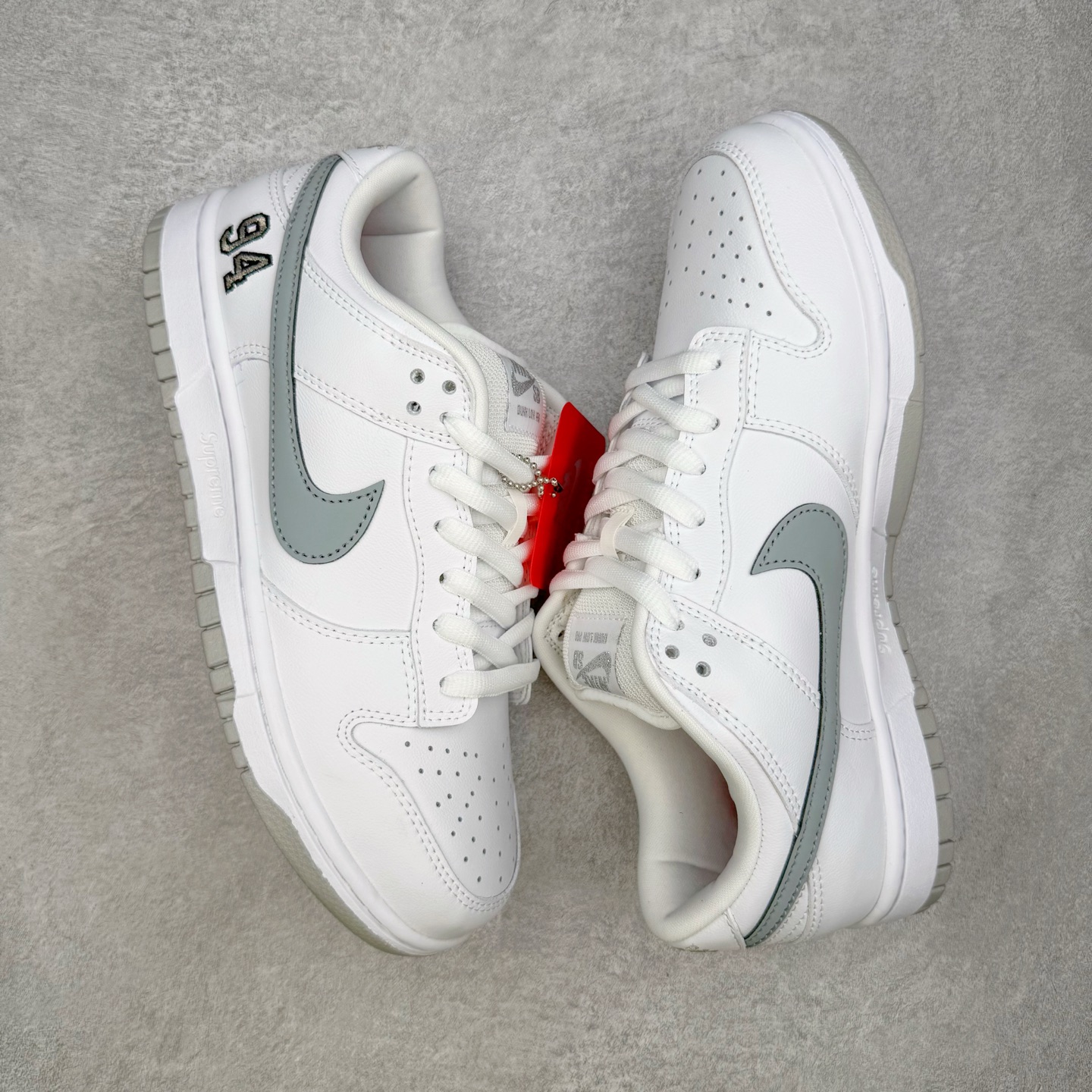 图片[3]-＃YC纯原 Supreme x Nk Dunk SB Dunk Low 舒适 防滑耐磨低帮板鞋 男女同款 联名亚洲限定白灰 HQ8487-100 毫无疑问市场中端王者 实力大厂出品 新配色陆续开发 利润个位数只为口碑 全套原纸板楦头开发 确保原汁原味 完美呈现DUNK版型 一比一鞋头弧度高度鞋身弧度 此版本只针对中端市场 皮料材质有所更替 其他数据细节工艺流程均保持一致 绝不口嗨 细节品控鞋型随意对比 独家私模官方第六代原厂航空铝磨具打磨大底 鞋头坡度极致还原 无解鞋型 原盒原配 圈内天花板工艺 原厂玻璃冲刀 超高清洁度 全鞋零毛边皮料切割 原厂中底布点胶 中底布拉帮走线遵循公司 尺码：40 40.5 41 42 42.5 43 44 44.5 45 46-选品中心