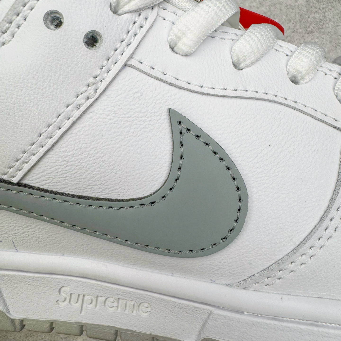 图片[21]-＃YC纯原 Supreme x Nk Dunk SB Dunk Low 舒适 防滑耐磨低帮板鞋 男女同款 联名亚洲限定白灰 HQ8487-100 毫无疑问市场中端王者 实力大厂出品 新配色陆续开发 利润个位数只为口碑 全套原纸板楦头开发 确保原汁原味 完美呈现DUNK版型 一比一鞋头弧度高度鞋身弧度 此版本只针对中端市场 皮料材质有所更替 其他数据细节工艺流程均保持一致 绝不口嗨 细节品控鞋型随意对比 独家私模官方第六代原厂航空铝磨具打磨大底 鞋头坡度极致还原 无解鞋型 原盒原配 圈内天花板工艺 原厂玻璃冲刀 超高清洁度 全鞋零毛边皮料切割 原厂中底布点胶 中底布拉帮走线遵循公司 尺码：40 40.5 41 42 42.5 43 44 44.5 45 46-选品中心