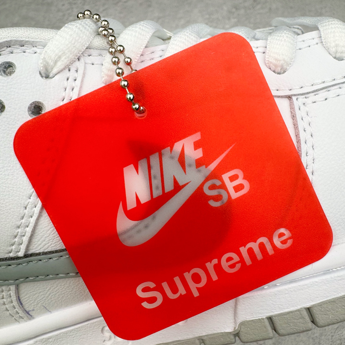 图片[15]-＃YC纯原 Supreme x Nk Dunk SB Dunk Low 舒适 防滑耐磨低帮板鞋 男女同款 联名亚洲限定白灰 HQ8487-100 毫无疑问市场中端王者 实力大厂出品 新配色陆续开发 利润个位数只为口碑 全套原纸板楦头开发 确保原汁原味 完美呈现DUNK版型 一比一鞋头弧度高度鞋身弧度 此版本只针对中端市场 皮料材质有所更替 其他数据细节工艺流程均保持一致 绝不口嗨 细节品控鞋型随意对比 独家私模官方第六代原厂航空铝磨具打磨大底 鞋头坡度极致还原 无解鞋型 原盒原配 圈内天花板工艺 原厂玻璃冲刀 超高清洁度 全鞋零毛边皮料切割 原厂中底布点胶 中底布拉帮走线遵循公司 尺码：40 40.5 41 42 42.5 43 44 44.5 45 46-选品中心