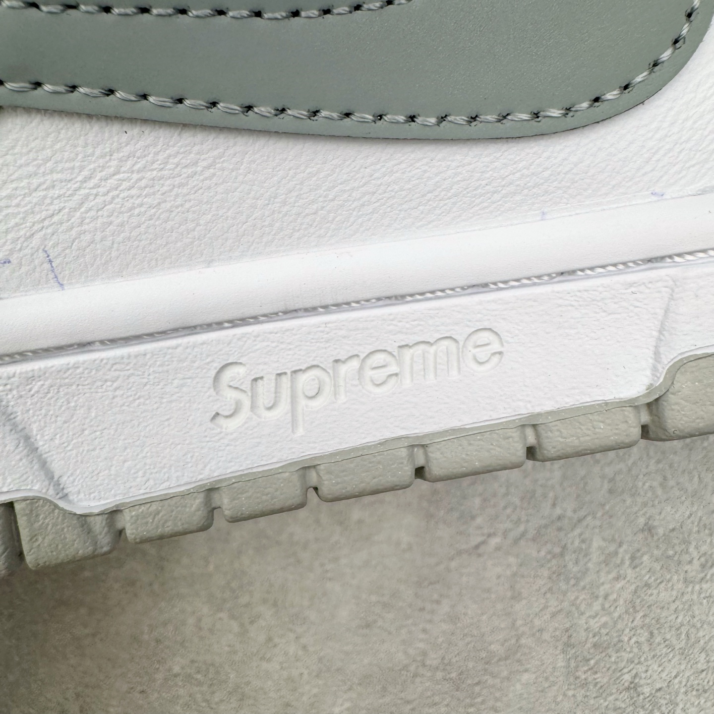 图片[22]-＃YC纯原 Supreme x Nk Dunk SB Dunk Low 舒适 防滑耐磨低帮板鞋 男女同款 联名亚洲限定白灰 HQ8487-100 毫无疑问市场中端王者 实力大厂出品 新配色陆续开发 利润个位数只为口碑 全套原纸板楦头开发 确保原汁原味 完美呈现DUNK版型 一比一鞋头弧度高度鞋身弧度 此版本只针对中端市场 皮料材质有所更替 其他数据细节工艺流程均保持一致 绝不口嗨 细节品控鞋型随意对比 独家私模官方第六代原厂航空铝磨具打磨大底 鞋头坡度极致还原 无解鞋型 原盒原配 圈内天花板工艺 原厂玻璃冲刀 超高清洁度 全鞋零毛边皮料切割 原厂中底布点胶 中底布拉帮走线遵循公司 尺码：40 40.5 41 42 42.5 43 44 44.5 45 46-选品中心