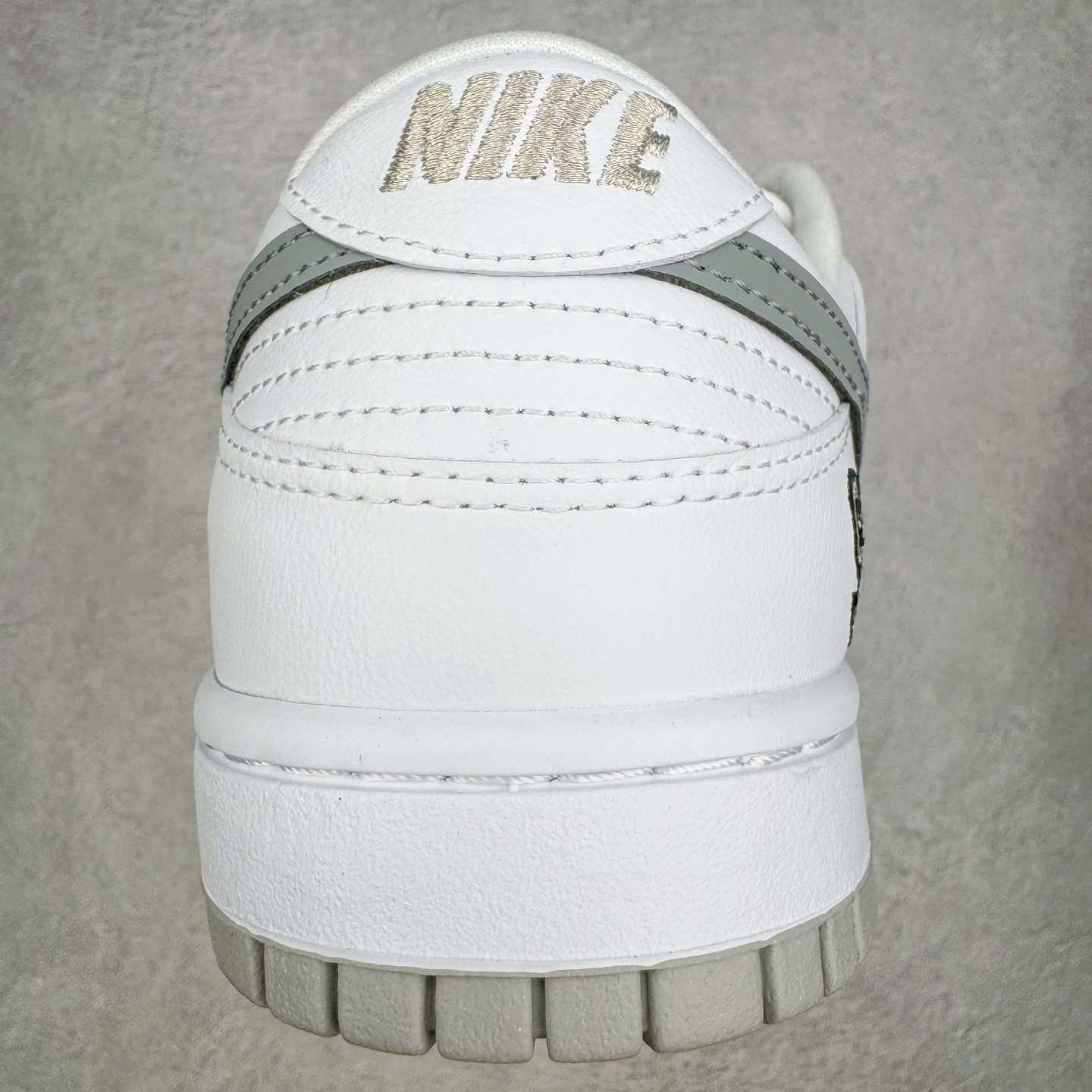 图片[8]-＃YC纯原 Supreme x Nk Dunk SB Dunk Low 舒适 防滑耐磨低帮板鞋 男女同款 联名亚洲限定白灰 HQ8487-100 毫无疑问市场中端王者 实力大厂出品 新配色陆续开发 利润个位数只为口碑 全套原纸板楦头开发 确保原汁原味 完美呈现DUNK版型 一比一鞋头弧度高度鞋身弧度 此版本只针对中端市场 皮料材质有所更替 其他数据细节工艺流程均保持一致 绝不口嗨 细节品控鞋型随意对比 独家私模官方第六代原厂航空铝磨具打磨大底 鞋头坡度极致还原 无解鞋型 原盒原配 圈内天花板工艺 原厂玻璃冲刀 超高清洁度 全鞋零毛边皮料切割 原厂中底布点胶 中底布拉帮走线遵循公司 尺码：40 40.5 41 42 42.5 43 44 44.5 45 46-选品中心