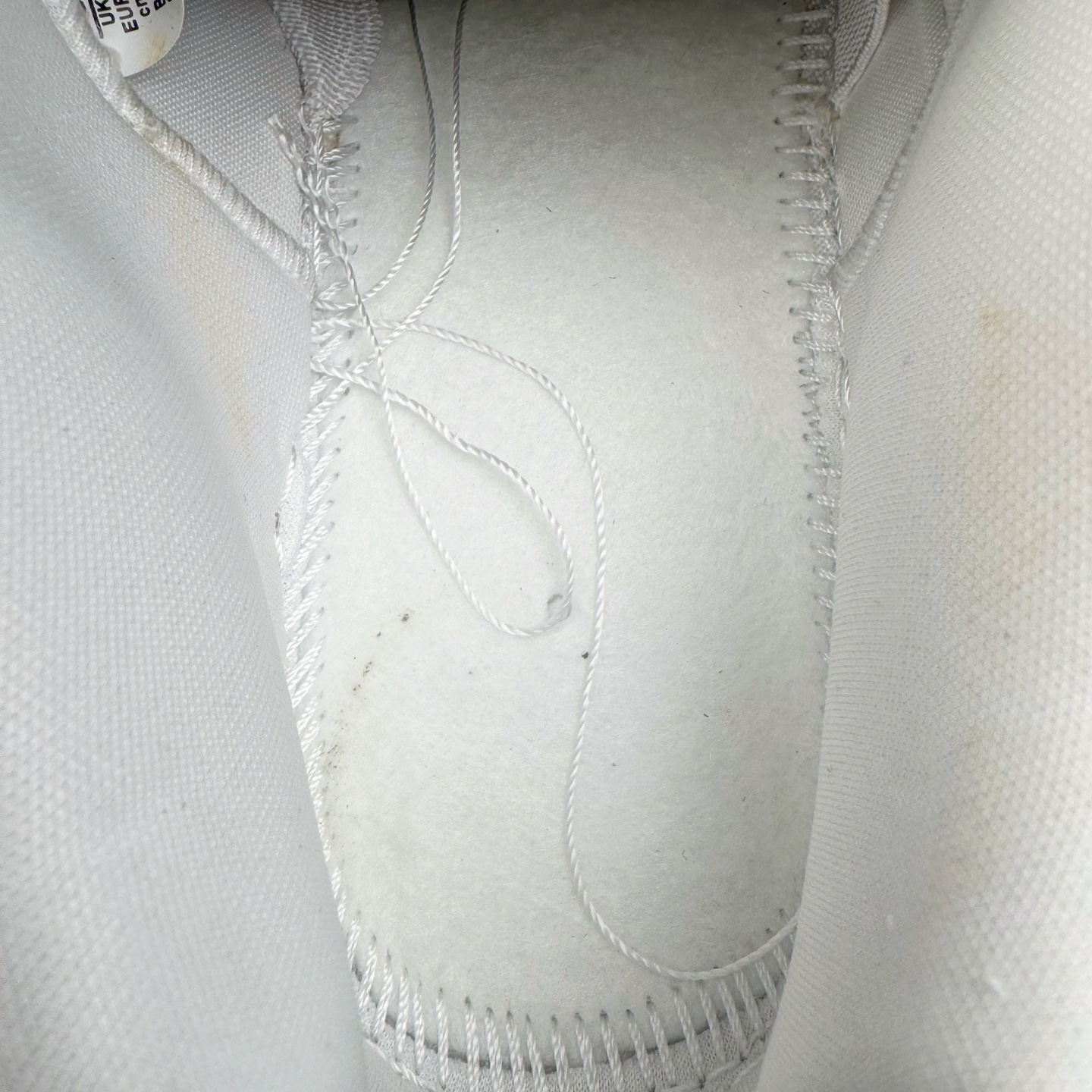 图片[11]-＃YC纯原 Supreme x Nk Dunk SB Dunk Low 舒适 防滑耐磨低帮板鞋 男女同款 联名亚洲限定白灰 HQ8487-100 毫无疑问市场中端王者 实力大厂出品 新配色陆续开发 利润个位数只为口碑 全套原纸板楦头开发 确保原汁原味 完美呈现DUNK版型 一比一鞋头弧度高度鞋身弧度 此版本只针对中端市场 皮料材质有所更替 其他数据细节工艺流程均保持一致 绝不口嗨 细节品控鞋型随意对比 独家私模官方第六代原厂航空铝磨具打磨大底 鞋头坡度极致还原 无解鞋型 原盒原配 圈内天花板工艺 原厂玻璃冲刀 超高清洁度 全鞋零毛边皮料切割 原厂中底布点胶 中底布拉帮走线遵循公司 尺码：40 40.5 41 42 42.5 43 44 44.5 45 46-选品中心