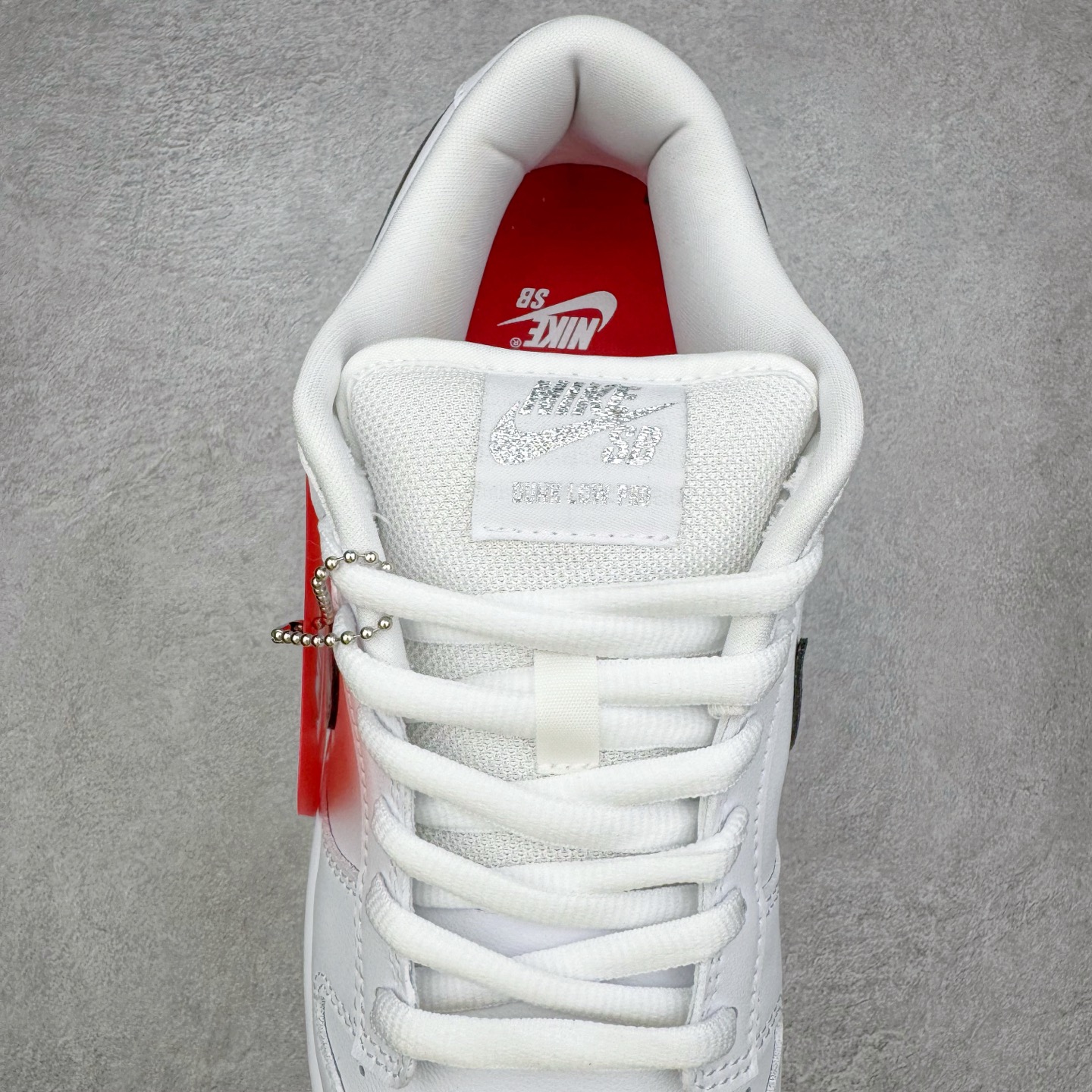 图片[5]-＃YC纯原 Supreme x Nk Dunk SB Dunk Low 舒适 防滑耐磨低帮板鞋 男女同款 联名亚洲限定白灰 HQ8487-100 毫无疑问市场中端王者 实力大厂出品 新配色陆续开发 利润个位数只为口碑 全套原纸板楦头开发 确保原汁原味 完美呈现DUNK版型 一比一鞋头弧度高度鞋身弧度 此版本只针对中端市场 皮料材质有所更替 其他数据细节工艺流程均保持一致 绝不口嗨 细节品控鞋型随意对比 独家私模官方第六代原厂航空铝磨具打磨大底 鞋头坡度极致还原 无解鞋型 原盒原配 圈内天花板工艺 原厂玻璃冲刀 超高清洁度 全鞋零毛边皮料切割 原厂中底布点胶 中底布拉帮走线遵循公司 尺码：40 40.5 41 42 42.5 43 44 44.5 45 46-选品中心