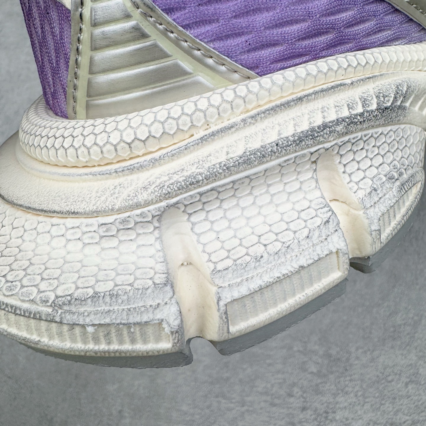 图片[16]-＃VG零售版 BALENCIAGA 3XL Sneakers 巴黎世家十代网布系带低帮走秀复古老爹鞋 全套原纸板楦头开发 最原汁原味的灵魂版型 全鞋荧光划线卡点 胶水把控整洁度追求极致完美 每一双都是工艺品 多重QC质检 超越公司货的品控标准 实实在在的免检产品 原盒原配 正确字体电绣 粗细、位置、大小正确 侧边TPU 透气孔匹配意产原版 正确分离大底 TPU软底 原版一致大底LOGO 立体感十足 原厂皮料水洗做旧 采购原厂网纱 不含皮革 网布材料和聚氨酯 磨损效果 鞋头边缘和后帮 Balenciaga 徽标 鞋面和后跟凸印尺码 鞋舌 3XL 橡胶品牌标识和反光细节 鞋帮拉袢和鞋舌拉祥 配反光细节 备用鞋带在鞋履前侧 可在穿着前取下 便于不同造型搭配 正常尺码 尺码：35 36 37 38 39 40 41 42 43 44 45 46-选品中心