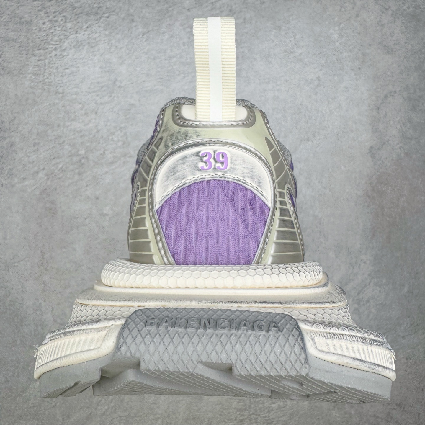 图片[8]-＃VG零售版 BALENCIAGA 3XL Sneakers 巴黎世家十代网布系带低帮走秀复古老爹鞋 全套原纸板楦头开发 最原汁原味的灵魂版型 全鞋荧光划线卡点 胶水把控整洁度追求极致完美 每一双都是工艺品 多重QC质检 超越公司货的品控标准 实实在在的免检产品 原盒原配 正确字体电绣 粗细、位置、大小正确 侧边TPU 透气孔匹配意产原版 正确分离大底 TPU软底 原版一致大底LOGO 立体感十足 原厂皮料水洗做旧 采购原厂网纱 不含皮革 网布材料和聚氨酯 磨损效果 鞋头边缘和后帮 Balenciaga 徽标 鞋面和后跟凸印尺码 鞋舌 3XL 橡胶品牌标识和反光细节 鞋帮拉袢和鞋舌拉祥 配反光细节 备用鞋带在鞋履前侧 可在穿着前取下 便于不同造型搭配 正常尺码 尺码：35 36 37 38 39 40 41 42 43 44 45 46-选品中心