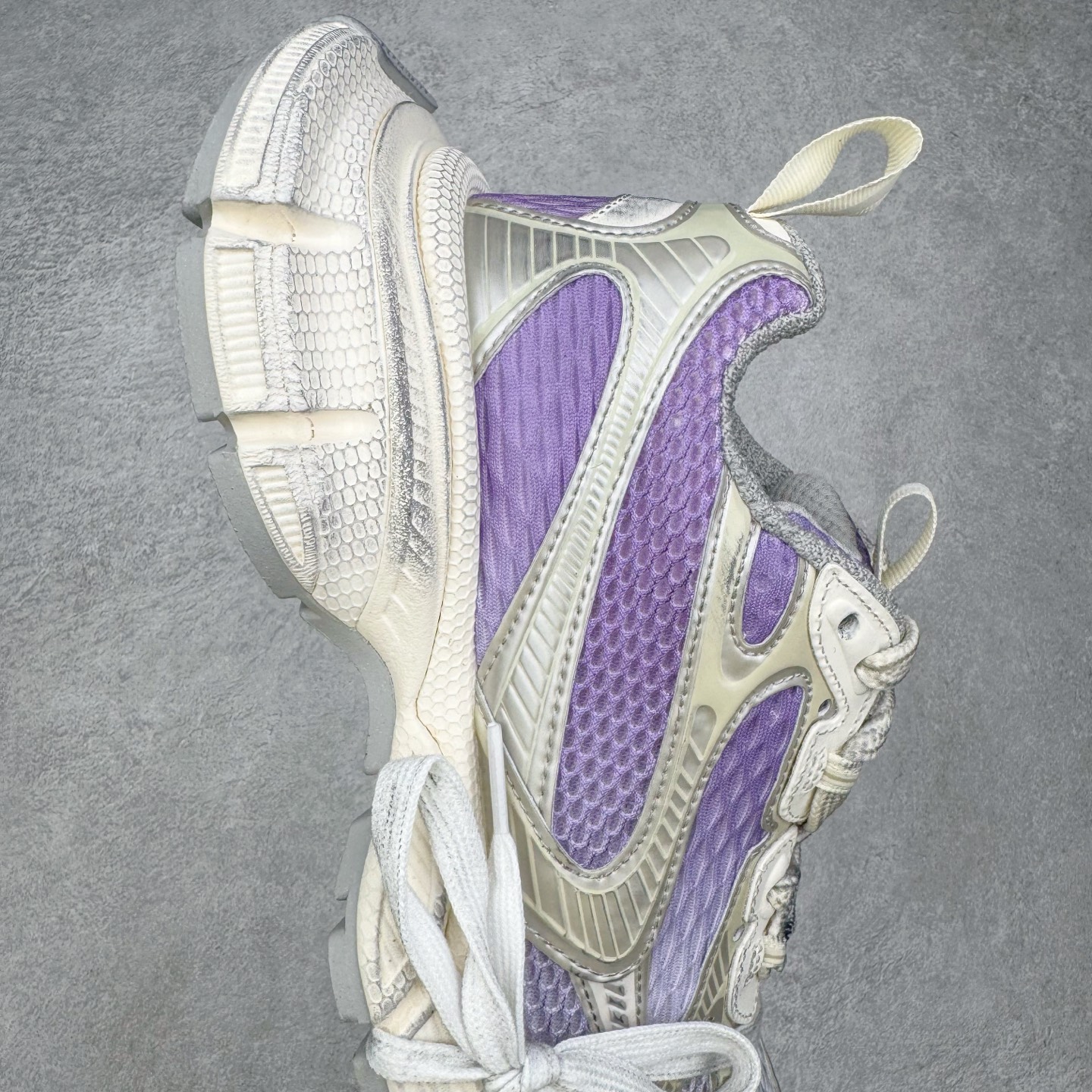 图片[6]-＃VG零售版 BALENCIAGA 3XL Sneakers 巴黎世家十代网布系带低帮走秀复古老爹鞋 全套原纸板楦头开发 最原汁原味的灵魂版型 全鞋荧光划线卡点 胶水把控整洁度追求极致完美 每一双都是工艺品 多重QC质检 超越公司货的品控标准 实实在在的免检产品 原盒原配 正确字体电绣 粗细、位置、大小正确 侧边TPU 透气孔匹配意产原版 正确分离大底 TPU软底 原版一致大底LOGO 立体感十足 原厂皮料水洗做旧 采购原厂网纱 不含皮革 网布材料和聚氨酯 磨损效果 鞋头边缘和后帮 Balenciaga 徽标 鞋面和后跟凸印尺码 鞋舌 3XL 橡胶品牌标识和反光细节 鞋帮拉袢和鞋舌拉祥 配反光细节 备用鞋带在鞋履前侧 可在穿着前取下 便于不同造型搭配 正常尺码 尺码：35 36 37 38 39 40 41 42 43 44 45 46-选品中心