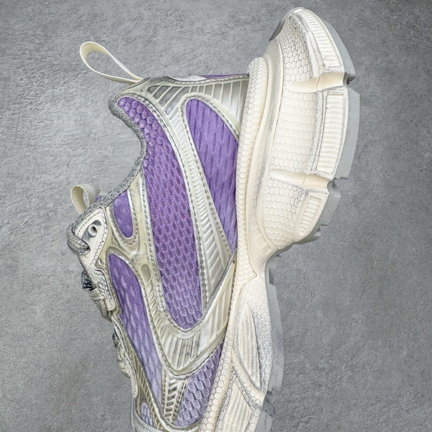 图片[7]-＃VG零售版 BALENCIAGA 3XL Sneakers 巴黎世家十代网布系带低帮走秀复古老爹鞋 全套原纸板楦头开发 最原汁原味的灵魂版型 全鞋荧光划线卡点 胶水把控整洁度追求极致完美 每一双都是工艺品 多重QC质检 超越公司货的品控标准 实实在在的免检产品 原盒原配 正确字体电绣 粗细、位置、大小正确 侧边TPU 透气孔匹配意产原版 正确分离大底 TPU软底 原版一致大底LOGO 立体感十足 原厂皮料水洗做旧 采购原厂网纱 不含皮革 网布材料和聚氨酯 磨损效果 鞋头边缘和后帮 Balenciaga 徽标 鞋面和后跟凸印尺码 鞋舌 3XL 橡胶品牌标识和反光细节 鞋帮拉袢和鞋舌拉祥 配反光细节 备用鞋带在鞋履前侧 可在穿着前取下 便于不同造型搭配 正常尺码 尺码：35 36 37 38 39 40 41 42 43 44 45 46-选品中心