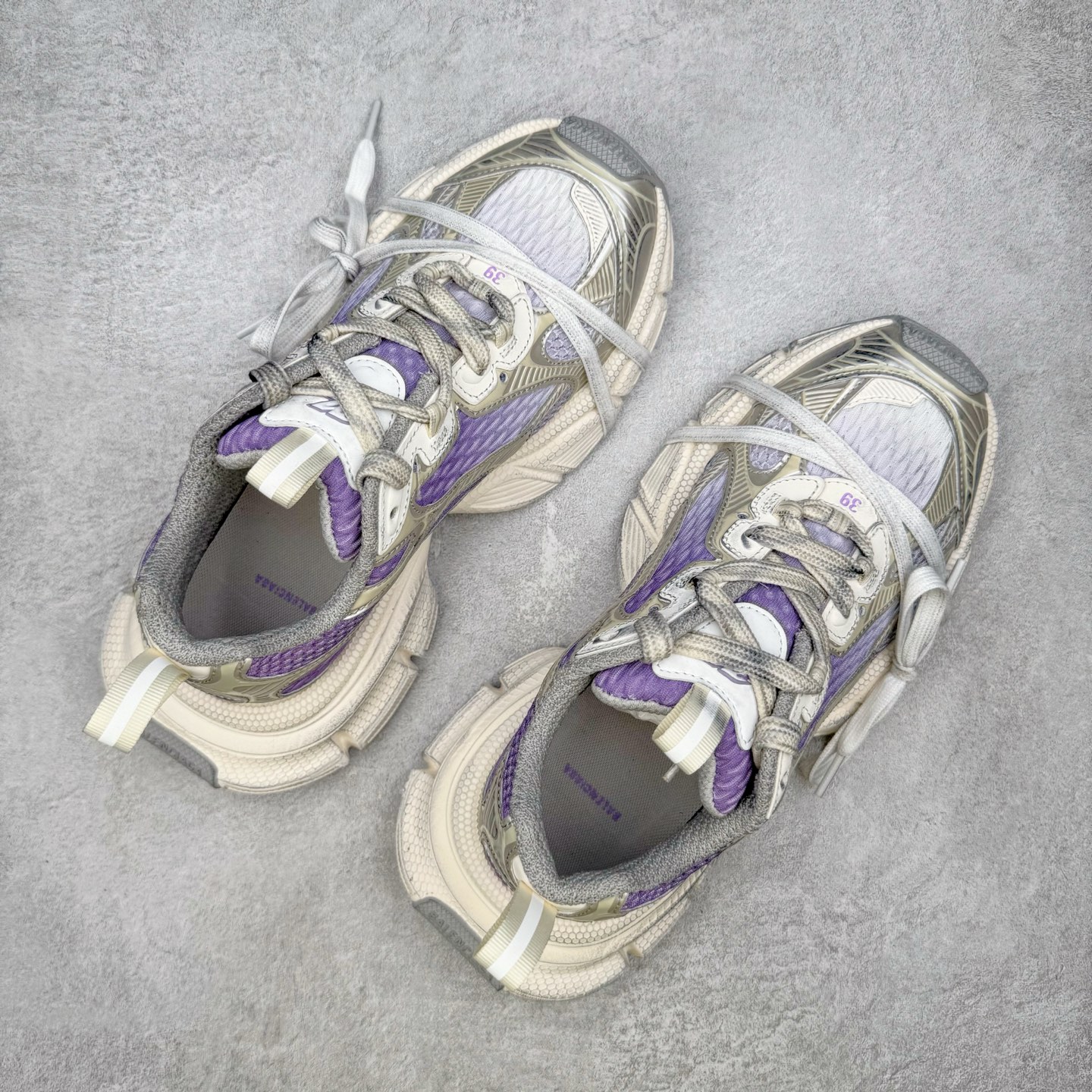 图片[3]-＃VG零售版 BALENCIAGA 3XL Sneakers 巴黎世家十代网布系带低帮走秀复古老爹鞋 全套原纸板楦头开发 最原汁原味的灵魂版型 全鞋荧光划线卡点 胶水把控整洁度追求极致完美 每一双都是工艺品 多重QC质检 超越公司货的品控标准 实实在在的免检产品 原盒原配 正确字体电绣 粗细、位置、大小正确 侧边TPU 透气孔匹配意产原版 正确分离大底 TPU软底 原版一致大底LOGO 立体感十足 原厂皮料水洗做旧 采购原厂网纱 不含皮革 网布材料和聚氨酯 磨损效果 鞋头边缘和后帮 Balenciaga 徽标 鞋面和后跟凸印尺码 鞋舌 3XL 橡胶品牌标识和反光细节 鞋帮拉袢和鞋舌拉祥 配反光细节 备用鞋带在鞋履前侧 可在穿着前取下 便于不同造型搭配 正常尺码 尺码：35 36 37 38 39 40 41 42 43 44 45 46-选品中心