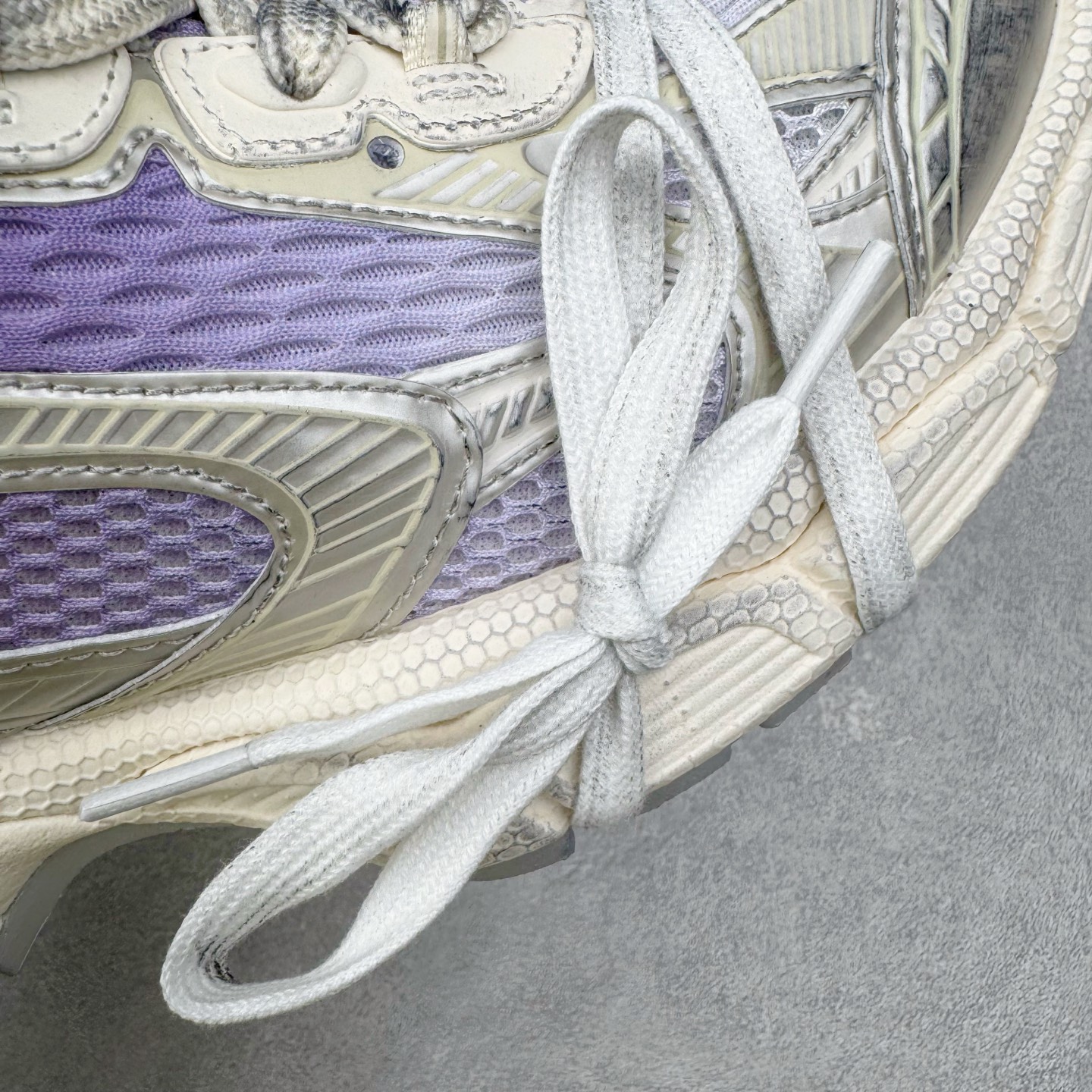 图片[20]-＃VG零售版 BALENCIAGA 3XL Sneakers 巴黎世家十代网布系带低帮走秀复古老爹鞋 全套原纸板楦头开发 最原汁原味的灵魂版型 全鞋荧光划线卡点 胶水把控整洁度追求极致完美 每一双都是工艺品 多重QC质检 超越公司货的品控标准 实实在在的免检产品 原盒原配 正确字体电绣 粗细、位置、大小正确 侧边TPU 透气孔匹配意产原版 正确分离大底 TPU软底 原版一致大底LOGO 立体感十足 原厂皮料水洗做旧 采购原厂网纱 不含皮革 网布材料和聚氨酯 磨损效果 鞋头边缘和后帮 Balenciaga 徽标 鞋面和后跟凸印尺码 鞋舌 3XL 橡胶品牌标识和反光细节 鞋帮拉袢和鞋舌拉祥 配反光细节 备用鞋带在鞋履前侧 可在穿着前取下 便于不同造型搭配 正常尺码 尺码：35 36 37 38 39 40 41 42 43 44 45 46-选品中心