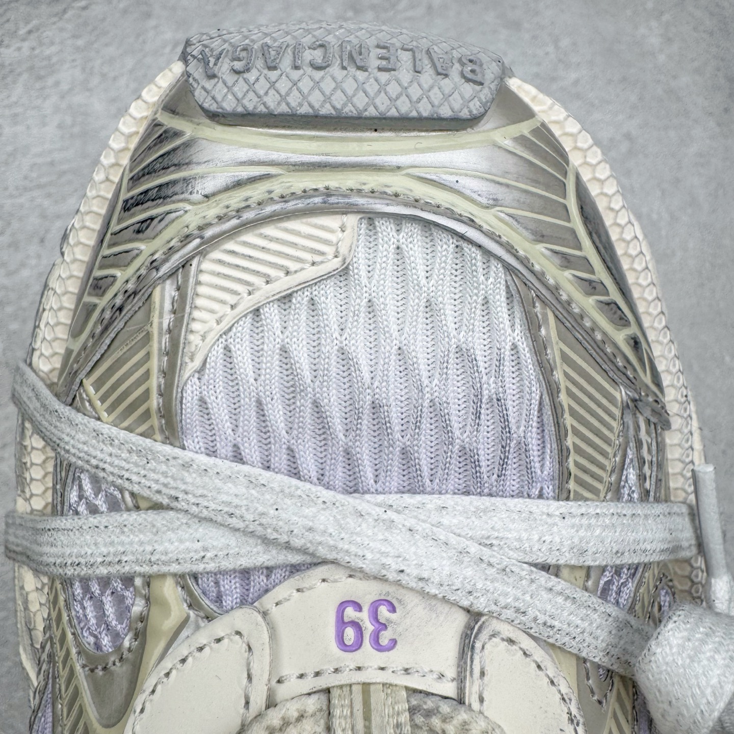 图片[18]-＃VG零售版 BALENCIAGA 3XL Sneakers 巴黎世家十代网布系带低帮走秀复古老爹鞋 全套原纸板楦头开发 最原汁原味的灵魂版型 全鞋荧光划线卡点 胶水把控整洁度追求极致完美 每一双都是工艺品 多重QC质检 超越公司货的品控标准 实实在在的免检产品 原盒原配 正确字体电绣 粗细、位置、大小正确 侧边TPU 透气孔匹配意产原版 正确分离大底 TPU软底 原版一致大底LOGO 立体感十足 原厂皮料水洗做旧 采购原厂网纱 不含皮革 网布材料和聚氨酯 磨损效果 鞋头边缘和后帮 Balenciaga 徽标 鞋面和后跟凸印尺码 鞋舌 3XL 橡胶品牌标识和反光细节 鞋帮拉袢和鞋舌拉祥 配反光细节 备用鞋带在鞋履前侧 可在穿着前取下 便于不同造型搭配 正常尺码 尺码：35 36 37 38 39 40 41 42 43 44 45 46-选品中心