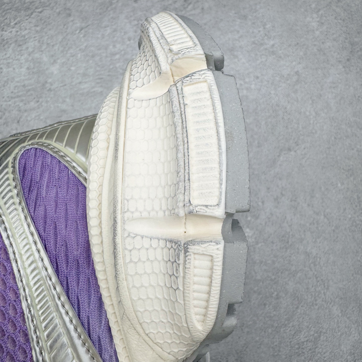 图片[13]-＃VG零售版 BALENCIAGA 3XL Sneakers 巴黎世家十代网布系带低帮走秀复古老爹鞋 全套原纸板楦头开发 最原汁原味的灵魂版型 全鞋荧光划线卡点 胶水把控整洁度追求极致完美 每一双都是工艺品 多重QC质检 超越公司货的品控标准 实实在在的免检产品 原盒原配 正确字体电绣 粗细、位置、大小正确 侧边TPU 透气孔匹配意产原版 正确分离大底 TPU软底 原版一致大底LOGO 立体感十足 原厂皮料水洗做旧 采购原厂网纱 不含皮革 网布材料和聚氨酯 磨损效果 鞋头边缘和后帮 Balenciaga 徽标 鞋面和后跟凸印尺码 鞋舌 3XL 橡胶品牌标识和反光细节 鞋帮拉袢和鞋舌拉祥 配反光细节 备用鞋带在鞋履前侧 可在穿着前取下 便于不同造型搭配 正常尺码 尺码：35 36 37 38 39 40 41 42 43 44 45 46-选品中心