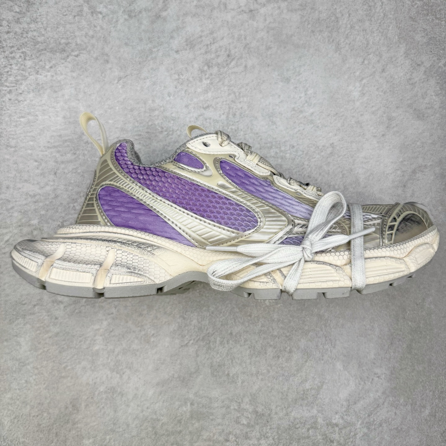 ＃VG零售版 BALENCIAGA 3XL Sneakers 巴黎世家十代网布系带低帮走秀复古老爹鞋 全套原纸板楦头开发 最原汁原味的灵魂版型 全鞋荧光划线卡点 胶水把控整洁度追求极致完美 每一双都是工艺品 多重QC质检 超越公司货的品控标准 实实在在的免检产品 原盒原配 正确字体电绣 粗细、位置、大小正确 侧边TPU 透气孔匹配意产原版 正确分离大底 TPU软底 原版一致大底LOGO 立体感十足 原厂皮料水洗做旧 采购原厂网纱 不含皮革 网布材料和聚氨酯 磨损效果 鞋头边缘和后帮 Balenciaga 徽标 鞋面和后跟凸印尺码 鞋舌 3XL 橡胶品牌标识和反光细节 鞋帮拉袢和鞋舌拉祥 配反光细节 备用鞋带在鞋履前侧 可在穿着前取下 便于不同造型搭配 正常尺码 尺码：35 36 37 38 39 40 41 42 43 44 45 46-选品中心