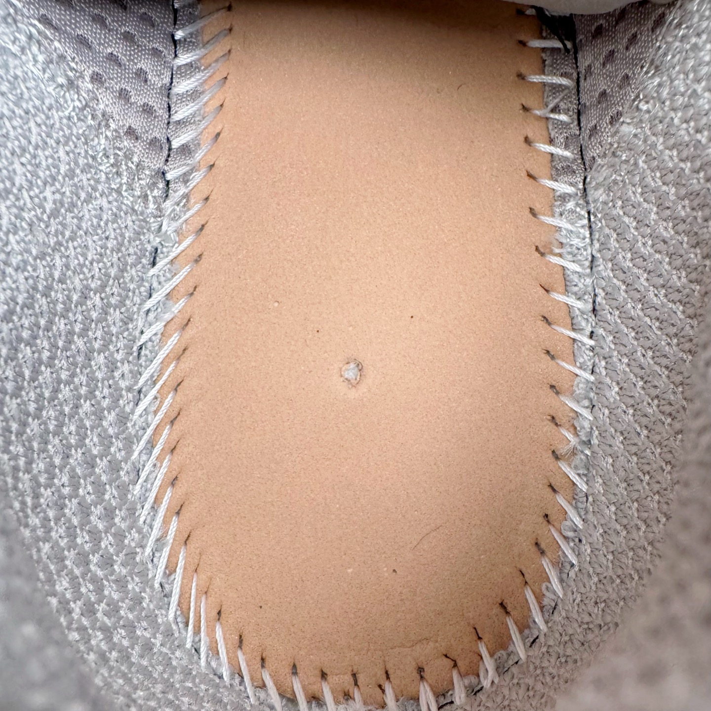 图片[10]-＃VG零售版 BALENCIAGA 3XL Sneakers 巴黎世家十代网布系带低帮走秀复古老爹鞋 全套原纸板楦头开发 最原汁原味的灵魂版型 全鞋荧光划线卡点 胶水把控整洁度追求极致完美 每一双都是工艺品 多重QC质检 超越公司货的品控标准 实实在在的免检产品 原盒原配 正确字体电绣 粗细、位置、大小正确 侧边TPU 透气孔匹配意产原版 正确分离大底 TPU软底 原版一致大底LOGO 立体感十足 原厂皮料水洗做旧 采购原厂网纱 不含皮革 网布材料和聚氨酯 磨损效果 鞋头边缘和后帮 Balenciaga 徽标 鞋面和后跟凸印尺码 鞋舌 3XL 橡胶品牌标识和反光细节 鞋帮拉袢和鞋舌拉祥 配反光细节 备用鞋带在鞋履前侧 可在穿着前取下 便于不同造型搭配 正常尺码 尺码：35 36 37 38 39 40 41 42 43 44 45 46-选品中心