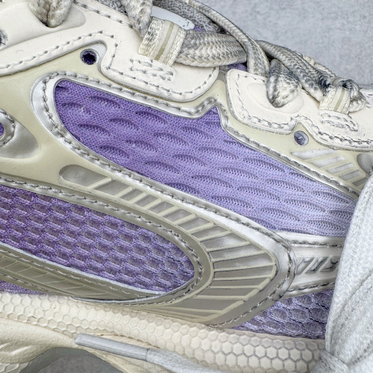 图片[19]-＃VG零售版 BALENCIAGA 3XL Sneakers 巴黎世家十代网布系带低帮走秀复古老爹鞋 全套原纸板楦头开发 最原汁原味的灵魂版型 全鞋荧光划线卡点 胶水把控整洁度追求极致完美 每一双都是工艺品 多重QC质检 超越公司货的品控标准 实实在在的免检产品 原盒原配 正确字体电绣 粗细、位置、大小正确 侧边TPU 透气孔匹配意产原版 正确分离大底 TPU软底 原版一致大底LOGO 立体感十足 原厂皮料水洗做旧 采购原厂网纱 不含皮革 网布材料和聚氨酯 磨损效果 鞋头边缘和后帮 Balenciaga 徽标 鞋面和后跟凸印尺码 鞋舌 3XL 橡胶品牌标识和反光细节 鞋帮拉袢和鞋舌拉祥 配反光细节 备用鞋带在鞋履前侧 可在穿着前取下 便于不同造型搭配 正常尺码 尺码：35 36 37 38 39 40 41 42 43 44 45 46-选品中心