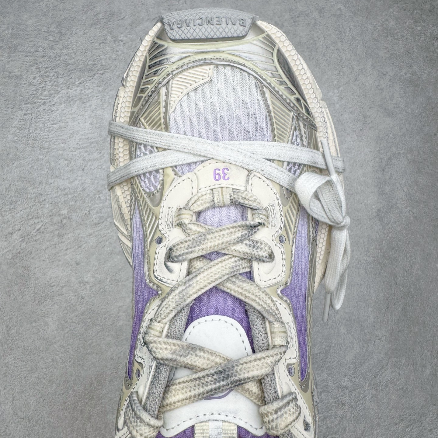 图片[4]-＃VG零售版 BALENCIAGA 3XL Sneakers 巴黎世家十代网布系带低帮走秀复古老爹鞋 全套原纸板楦头开发 最原汁原味的灵魂版型 全鞋荧光划线卡点 胶水把控整洁度追求极致完美 每一双都是工艺品 多重QC质检 超越公司货的品控标准 实实在在的免检产品 原盒原配 正确字体电绣 粗细、位置、大小正确 侧边TPU 透气孔匹配意产原版 正确分离大底 TPU软底 原版一致大底LOGO 立体感十足 原厂皮料水洗做旧 采购原厂网纱 不含皮革 网布材料和聚氨酯 磨损效果 鞋头边缘和后帮 Balenciaga 徽标 鞋面和后跟凸印尺码 鞋舌 3XL 橡胶品牌标识和反光细节 鞋帮拉袢和鞋舌拉祥 配反光细节 备用鞋带在鞋履前侧 可在穿着前取下 便于不同造型搭配 正常尺码 尺码：35 36 37 38 39 40 41 42 43 44 45 46-选品中心