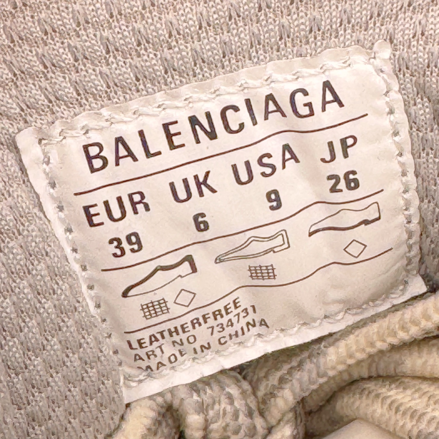 图片[11]-＃VG零售版 BALENCIAGA 3XL Sneakers 巴黎世家十代网布系带低帮走秀复古老爹鞋 全套原纸板楦头开发 最原汁原味的灵魂版型 全鞋荧光划线卡点 胶水把控整洁度追求极致完美 每一双都是工艺品 多重QC质检 超越公司货的品控标准 实实在在的免检产品 原盒原配 正确字体电绣 粗细、位置、大小正确 侧边TPU 透气孔匹配意产原版 正确分离大底 TPU软底 原版一致大底LOGO 立体感十足 原厂皮料水洗做旧 采购原厂网纱 不含皮革 网布材料和聚氨酯 磨损效果 鞋头边缘和后帮 Balenciaga 徽标 鞋面和后跟凸印尺码 鞋舌 3XL 橡胶品牌标识和反光细节 鞋帮拉袢和鞋舌拉祥 配反光细节 备用鞋带在鞋履前侧 可在穿着前取下 便于不同造型搭配 正常尺码 尺码：35 36 37 38 39 40 41 42 43 44 45 46-选品中心