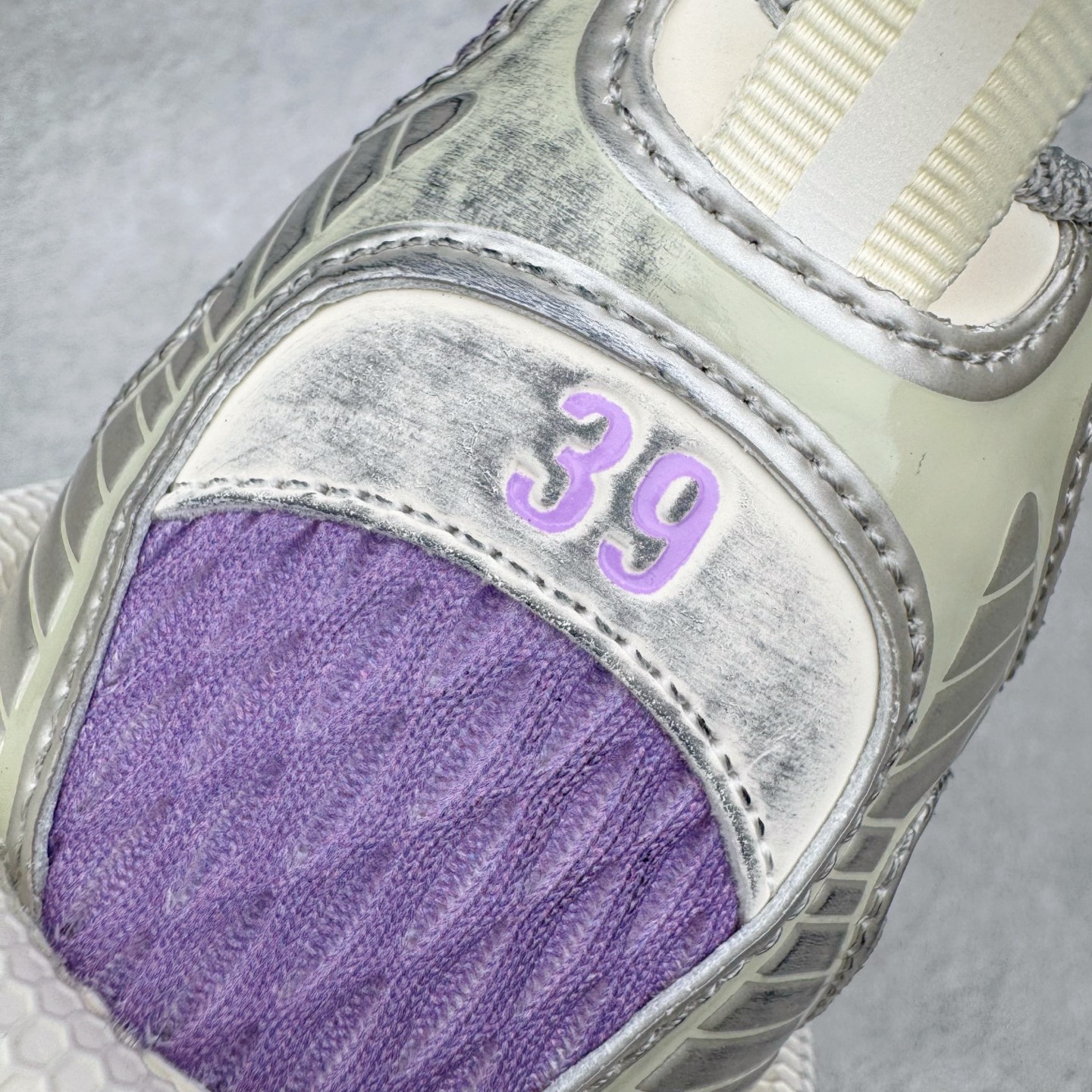 图片[15]-＃VG零售版 BALENCIAGA 3XL Sneakers 巴黎世家十代网布系带低帮走秀复古老爹鞋 全套原纸板楦头开发 最原汁原味的灵魂版型 全鞋荧光划线卡点 胶水把控整洁度追求极致完美 每一双都是工艺品 多重QC质检 超越公司货的品控标准 实实在在的免检产品 原盒原配 正确字体电绣 粗细、位置、大小正确 侧边TPU 透气孔匹配意产原版 正确分离大底 TPU软底 原版一致大底LOGO 立体感十足 原厂皮料水洗做旧 采购原厂网纱 不含皮革 网布材料和聚氨酯 磨损效果 鞋头边缘和后帮 Balenciaga 徽标 鞋面和后跟凸印尺码 鞋舌 3XL 橡胶品牌标识和反光细节 鞋帮拉袢和鞋舌拉祥 配反光细节 备用鞋带在鞋履前侧 可在穿着前取下 便于不同造型搭配 正常尺码 尺码：35 36 37 38 39 40 41 42 43 44 45 46-选品中心