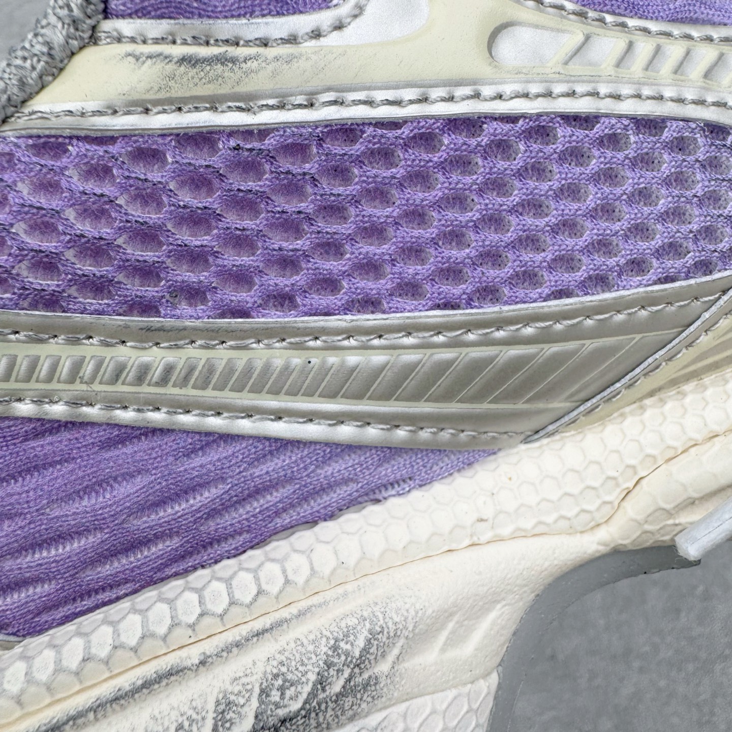 图片[17]-＃VG零售版 BALENCIAGA 3XL Sneakers 巴黎世家十代网布系带低帮走秀复古老爹鞋 全套原纸板楦头开发 最原汁原味的灵魂版型 全鞋荧光划线卡点 胶水把控整洁度追求极致完美 每一双都是工艺品 多重QC质检 超越公司货的品控标准 实实在在的免检产品 原盒原配 正确字体电绣 粗细、位置、大小正确 侧边TPU 透气孔匹配意产原版 正确分离大底 TPU软底 原版一致大底LOGO 立体感十足 原厂皮料水洗做旧 采购原厂网纱 不含皮革 网布材料和聚氨酯 磨损效果 鞋头边缘和后帮 Balenciaga 徽标 鞋面和后跟凸印尺码 鞋舌 3XL 橡胶品牌标识和反光细节 鞋帮拉袢和鞋舌拉祥 配反光细节 备用鞋带在鞋履前侧 可在穿着前取下 便于不同造型搭配 正常尺码 尺码：35 36 37 38 39 40 41 42 43 44 45 46-选品中心