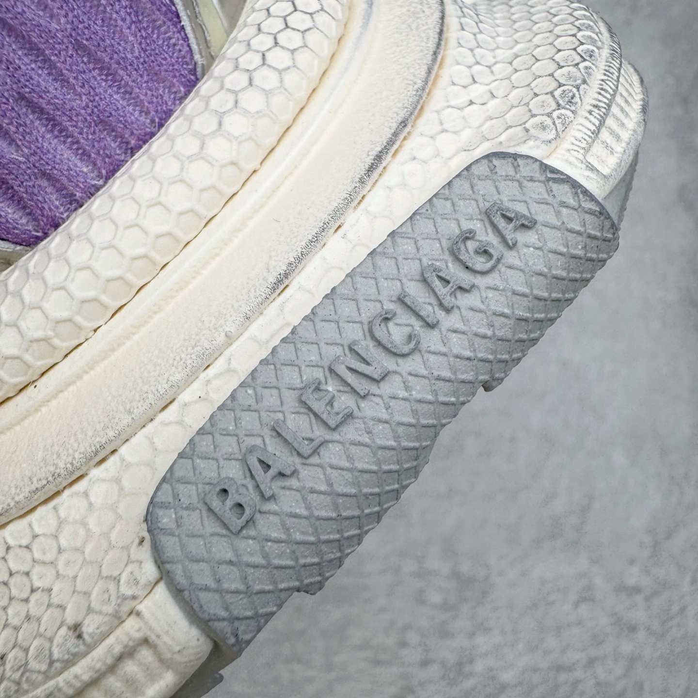 图片[14]-＃VG零售版 BALENCIAGA 3XL Sneakers 巴黎世家十代网布系带低帮走秀复古老爹鞋 全套原纸板楦头开发 最原汁原味的灵魂版型 全鞋荧光划线卡点 胶水把控整洁度追求极致完美 每一双都是工艺品 多重QC质检 超越公司货的品控标准 实实在在的免检产品 原盒原配 正确字体电绣 粗细、位置、大小正确 侧边TPU 透气孔匹配意产原版 正确分离大底 TPU软底 原版一致大底LOGO 立体感十足 原厂皮料水洗做旧 采购原厂网纱 不含皮革 网布材料和聚氨酯 磨损效果 鞋头边缘和后帮 Balenciaga 徽标 鞋面和后跟凸印尺码 鞋舌 3XL 橡胶品牌标识和反光细节 鞋帮拉袢和鞋舌拉祥 配反光细节 备用鞋带在鞋履前侧 可在穿着前取下 便于不同造型搭配 正常尺码 尺码：35 36 37 38 39 40 41 42 43 44 45 46-选品中心