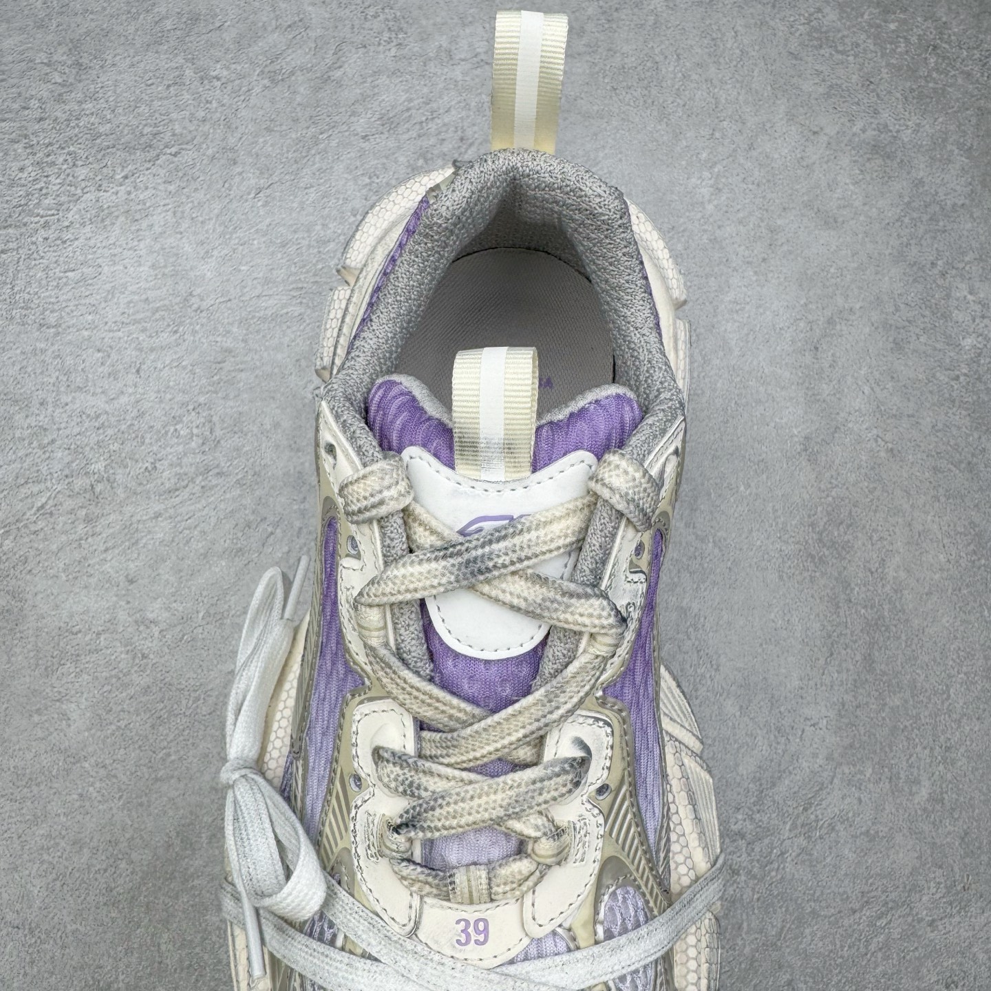 图片[5]-＃VG零售版 BALENCIAGA 3XL Sneakers 巴黎世家十代网布系带低帮走秀复古老爹鞋 全套原纸板楦头开发 最原汁原味的灵魂版型 全鞋荧光划线卡点 胶水把控整洁度追求极致完美 每一双都是工艺品 多重QC质检 超越公司货的品控标准 实实在在的免检产品 原盒原配 正确字体电绣 粗细、位置、大小正确 侧边TPU 透气孔匹配意产原版 正确分离大底 TPU软底 原版一致大底LOGO 立体感十足 原厂皮料水洗做旧 采购原厂网纱 不含皮革 网布材料和聚氨酯 磨损效果 鞋头边缘和后帮 Balenciaga 徽标 鞋面和后跟凸印尺码 鞋舌 3XL 橡胶品牌标识和反光细节 鞋帮拉袢和鞋舌拉祥 配反光细节 备用鞋带在鞋履前侧 可在穿着前取下 便于不同造型搭配 正常尺码 尺码：35 36 37 38 39 40 41 42 43 44 45 46-选品中心