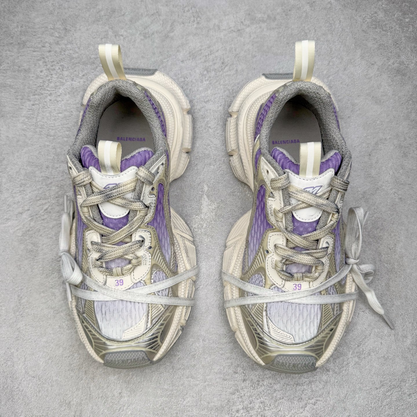 图片[2]-＃VG零售版 BALENCIAGA 3XL Sneakers 巴黎世家十代网布系带低帮走秀复古老爹鞋 全套原纸板楦头开发 最原汁原味的灵魂版型 全鞋荧光划线卡点 胶水把控整洁度追求极致完美 每一双都是工艺品 多重QC质检 超越公司货的品控标准 实实在在的免检产品 原盒原配 正确字体电绣 粗细、位置、大小正确 侧边TPU 透气孔匹配意产原版 正确分离大底 TPU软底 原版一致大底LOGO 立体感十足 原厂皮料水洗做旧 采购原厂网纱 不含皮革 网布材料和聚氨酯 磨损效果 鞋头边缘和后帮 Balenciaga 徽标 鞋面和后跟凸印尺码 鞋舌 3XL 橡胶品牌标识和反光细节 鞋帮拉袢和鞋舌拉祥 配反光细节 备用鞋带在鞋履前侧 可在穿着前取下 便于不同造型搭配 正常尺码 尺码：35 36 37 38 39 40 41 42 43 44 45 46-选品中心