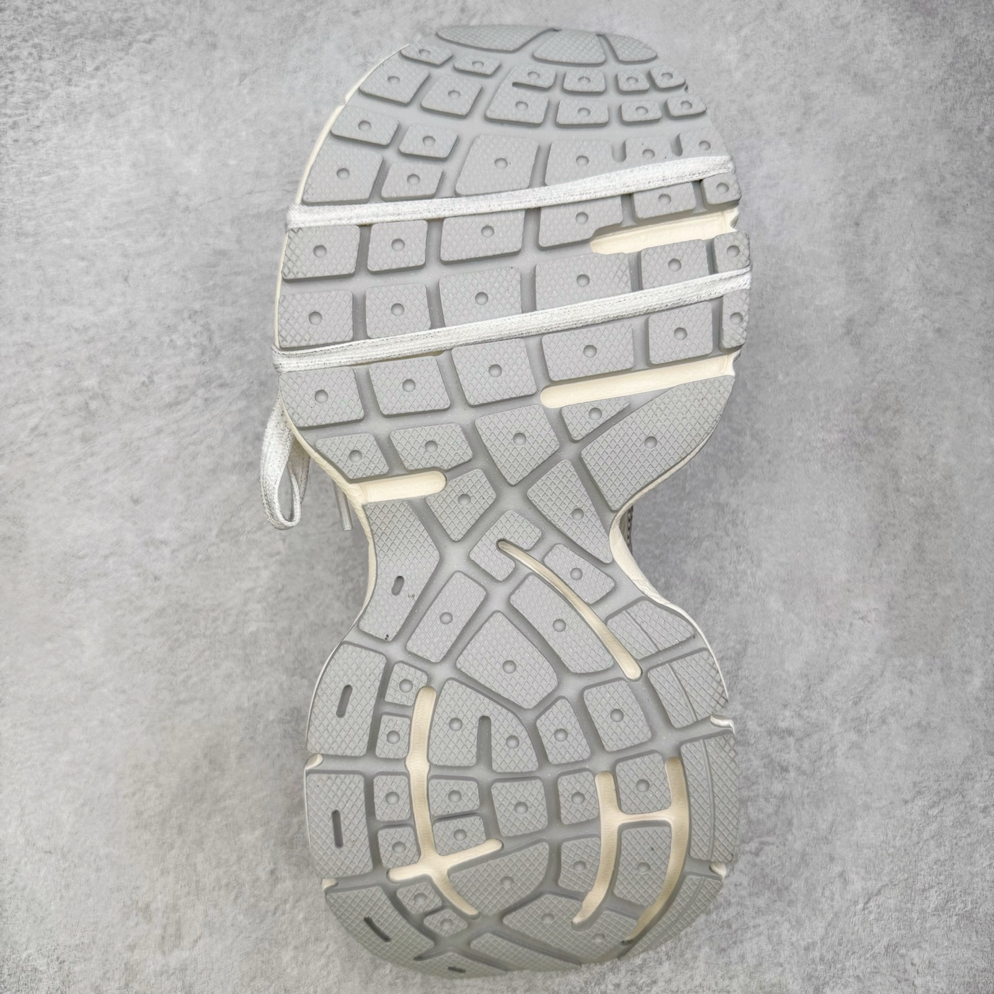 图片[9]-＃VG零售版 BALENCIAGA 3XL Sneakers 巴黎世家十代网布系带低帮走秀复古老爹鞋 全套原纸板楦头开发 最原汁原味的灵魂版型 全鞋荧光划线卡点 胶水把控整洁度追求极致完美 每一双都是工艺品 多重QC质检 超越公司货的品控标准 实实在在的免检产品 原盒原配 正确字体电绣 粗细、位置、大小正确 侧边TPU 透气孔匹配意产原版 正确分离大底 TPU软底 原版一致大底LOGO 立体感十足 原厂皮料水洗做旧 采购原厂网纱 不含皮革 网布材料和聚氨酯 磨损效果 鞋头边缘和后帮 Balenciaga 徽标 鞋面和后跟凸印尺码 鞋舌 3XL 橡胶品牌标识和反光细节 鞋帮拉袢和鞋舌拉祥 配反光细节 备用鞋带在鞋履前侧 可在穿着前取下 便于不同造型搭配 正常尺码 尺码：35 36 37 38 39 40 41 42 43 44 45 46-选品中心