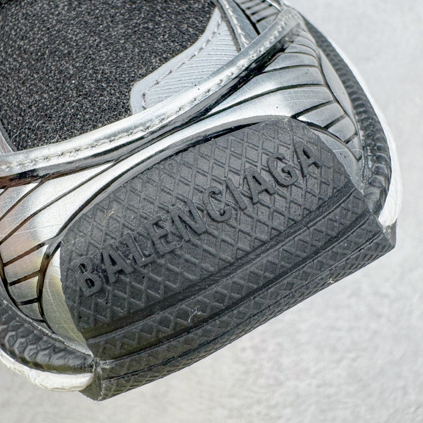 图片[13]-＃VG零售版 BALENCIAGA 3XL Sneakers 巴黎世家十代网布系带低帮走秀复古老爹鞋 全套原纸板楦头开发 最原汁原味的灵魂版型 全鞋荧光划线卡点 胶水把控整洁度追求极致完美 每一双都是工艺品 多重QC质检 超越公司货的品控标准 实实在在的免检产品 原盒原配 正确字体电绣 粗细、位置、大小正确 侧边TPU 透气孔匹配意产原版 正确分离大底 TPU软底 原版一致大底LOGO 立体感十足 原厂皮料水洗做旧 采购原厂网纱 不含皮革 网布材料和聚氨酯 磨损效果 鞋头边缘和后帮 Balenciaga 徽标 鞋面和后跟凸印尺码 鞋舌 3XL 橡胶品牌标识和反光细节 鞋帮拉袢和鞋舌拉祥 配反光细节 备用鞋带在鞋履前侧 可在穿着前取下 便于不同造型搭配 正常尺码 尺码：35 36 37 38 39 40 41 42 43 44 45 46-选品中心