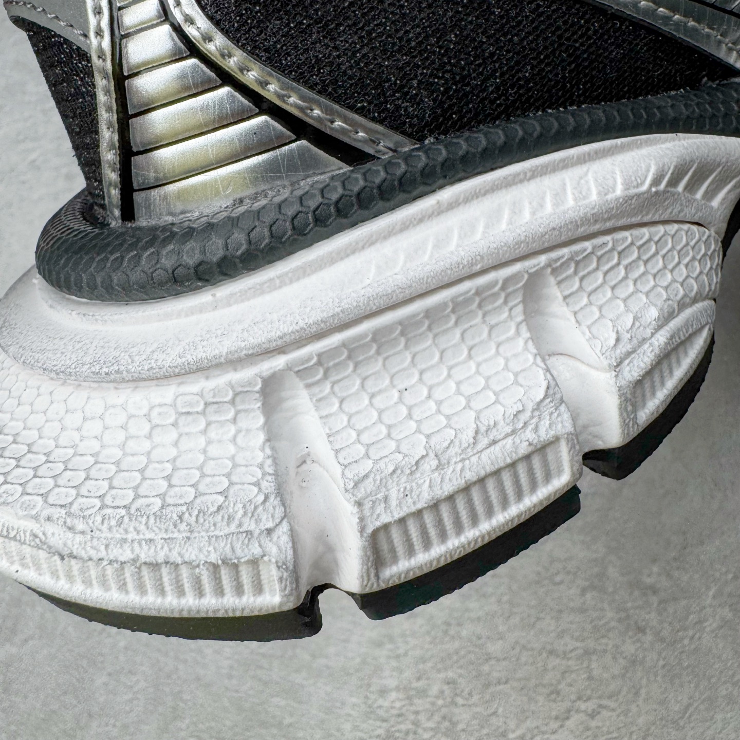 图片[16]-＃VG零售版 BALENCIAGA 3XL Sneakers 巴黎世家十代网布系带低帮走秀复古老爹鞋 全套原纸板楦头开发 最原汁原味的灵魂版型 全鞋荧光划线卡点 胶水把控整洁度追求极致完美 每一双都是工艺品 多重QC质检 超越公司货的品控标准 实实在在的免检产品 原盒原配 正确字体电绣 粗细、位置、大小正确 侧边TPU 透气孔匹配意产原版 正确分离大底 TPU软底 原版一致大底LOGO 立体感十足 原厂皮料水洗做旧 采购原厂网纱 不含皮革 网布材料和聚氨酯 磨损效果 鞋头边缘和后帮 Balenciaga 徽标 鞋面和后跟凸印尺码 鞋舌 3XL 橡胶品牌标识和反光细节 鞋帮拉袢和鞋舌拉祥 配反光细节 备用鞋带在鞋履前侧 可在穿着前取下 便于不同造型搭配 正常尺码 尺码：35 36 37 38 39 40 41 42 43 44 45 46-选品中心