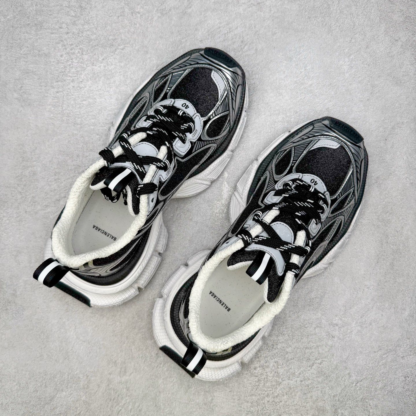 图片[3]-＃VG零售版 BALENCIAGA 3XL Sneakers 巴黎世家十代网布系带低帮走秀复古老爹鞋 全套原纸板楦头开发 最原汁原味的灵魂版型 全鞋荧光划线卡点 胶水把控整洁度追求极致完美 每一双都是工艺品 多重QC质检 超越公司货的品控标准 实实在在的免检产品 原盒原配 正确字体电绣 粗细、位置、大小正确 侧边TPU 透气孔匹配意产原版 正确分离大底 TPU软底 原版一致大底LOGO 立体感十足 原厂皮料水洗做旧 采购原厂网纱 不含皮革 网布材料和聚氨酯 磨损效果 鞋头边缘和后帮 Balenciaga 徽标 鞋面和后跟凸印尺码 鞋舌 3XL 橡胶品牌标识和反光细节 鞋帮拉袢和鞋舌拉祥 配反光细节 备用鞋带在鞋履前侧 可在穿着前取下 便于不同造型搭配 正常尺码 尺码：35 36 37 38 39 40 41 42 43 44 45 46-选品中心