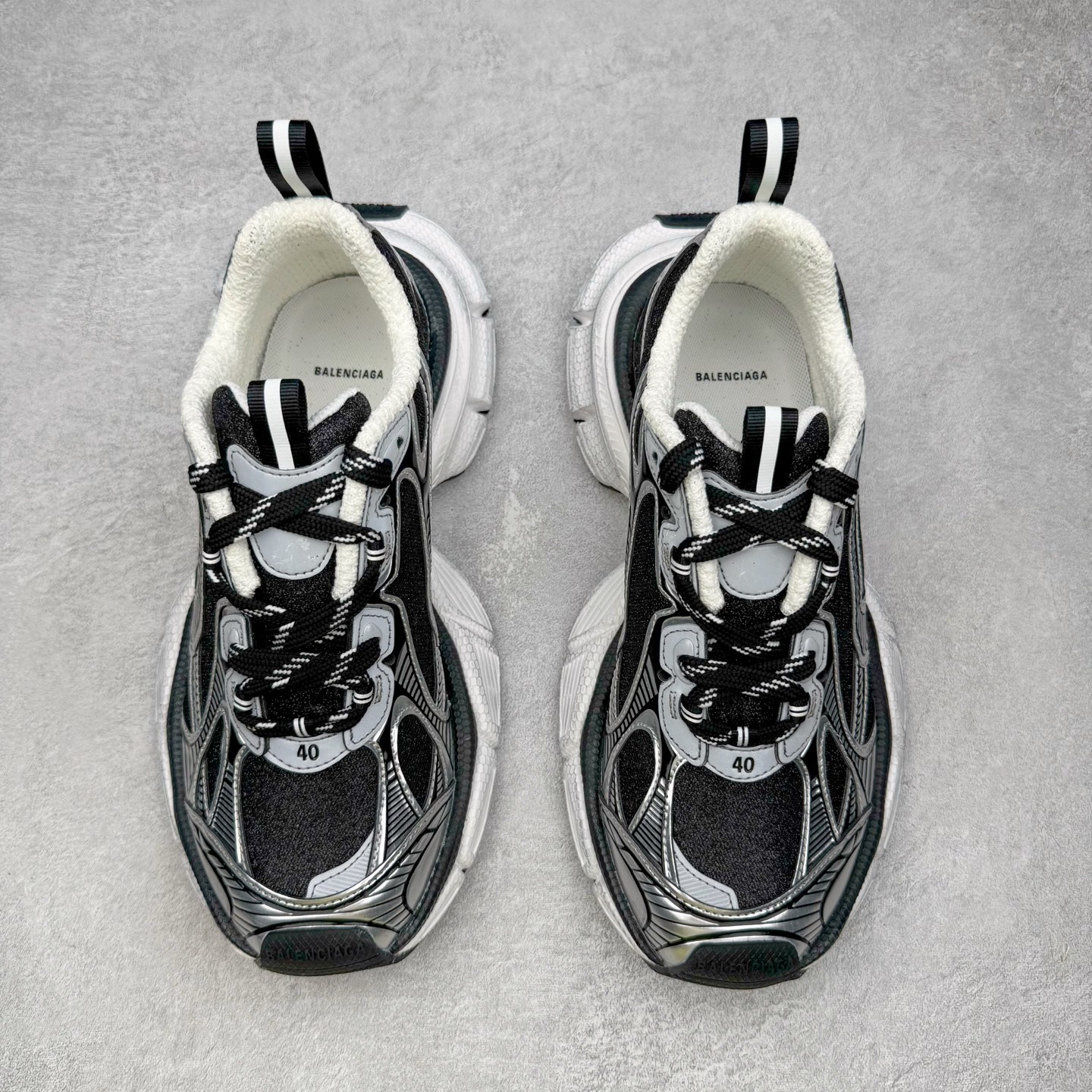 图片[2]-＃VG零售版 BALENCIAGA 3XL Sneakers 巴黎世家十代网布系带低帮走秀复古老爹鞋 全套原纸板楦头开发 最原汁原味的灵魂版型 全鞋荧光划线卡点 胶水把控整洁度追求极致完美 每一双都是工艺品 多重QC质检 超越公司货的品控标准 实实在在的免检产品 原盒原配 正确字体电绣 粗细、位置、大小正确 侧边TPU 透气孔匹配意产原版 正确分离大底 TPU软底 原版一致大底LOGO 立体感十足 原厂皮料水洗做旧 采购原厂网纱 不含皮革 网布材料和聚氨酯 磨损效果 鞋头边缘和后帮 Balenciaga 徽标 鞋面和后跟凸印尺码 鞋舌 3XL 橡胶品牌标识和反光细节 鞋帮拉袢和鞋舌拉祥 配反光细节 备用鞋带在鞋履前侧 可在穿着前取下 便于不同造型搭配 正常尺码 尺码：35 36 37 38 39 40 41 42 43 44 45 46-选品中心