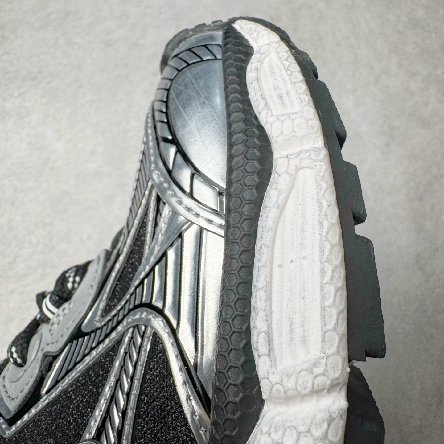 图片[19]-＃VG零售版 BALENCIAGA 3XL Sneakers 巴黎世家十代网布系带低帮走秀复古老爹鞋 全套原纸板楦头开发 最原汁原味的灵魂版型 全鞋荧光划线卡点 胶水把控整洁度追求极致完美 每一双都是工艺品 多重QC质检 超越公司货的品控标准 实实在在的免检产品 原盒原配 正确字体电绣 粗细、位置、大小正确 侧边TPU 透气孔匹配意产原版 正确分离大底 TPU软底 原版一致大底LOGO 立体感十足 原厂皮料水洗做旧 采购原厂网纱 不含皮革 网布材料和聚氨酯 磨损效果 鞋头边缘和后帮 Balenciaga 徽标 鞋面和后跟凸印尺码 鞋舌 3XL 橡胶品牌标识和反光细节 鞋帮拉袢和鞋舌拉祥 配反光细节 备用鞋带在鞋履前侧 可在穿着前取下 便于不同造型搭配 正常尺码 尺码：35 36 37 38 39 40 41 42 43 44 45 46-选品中心