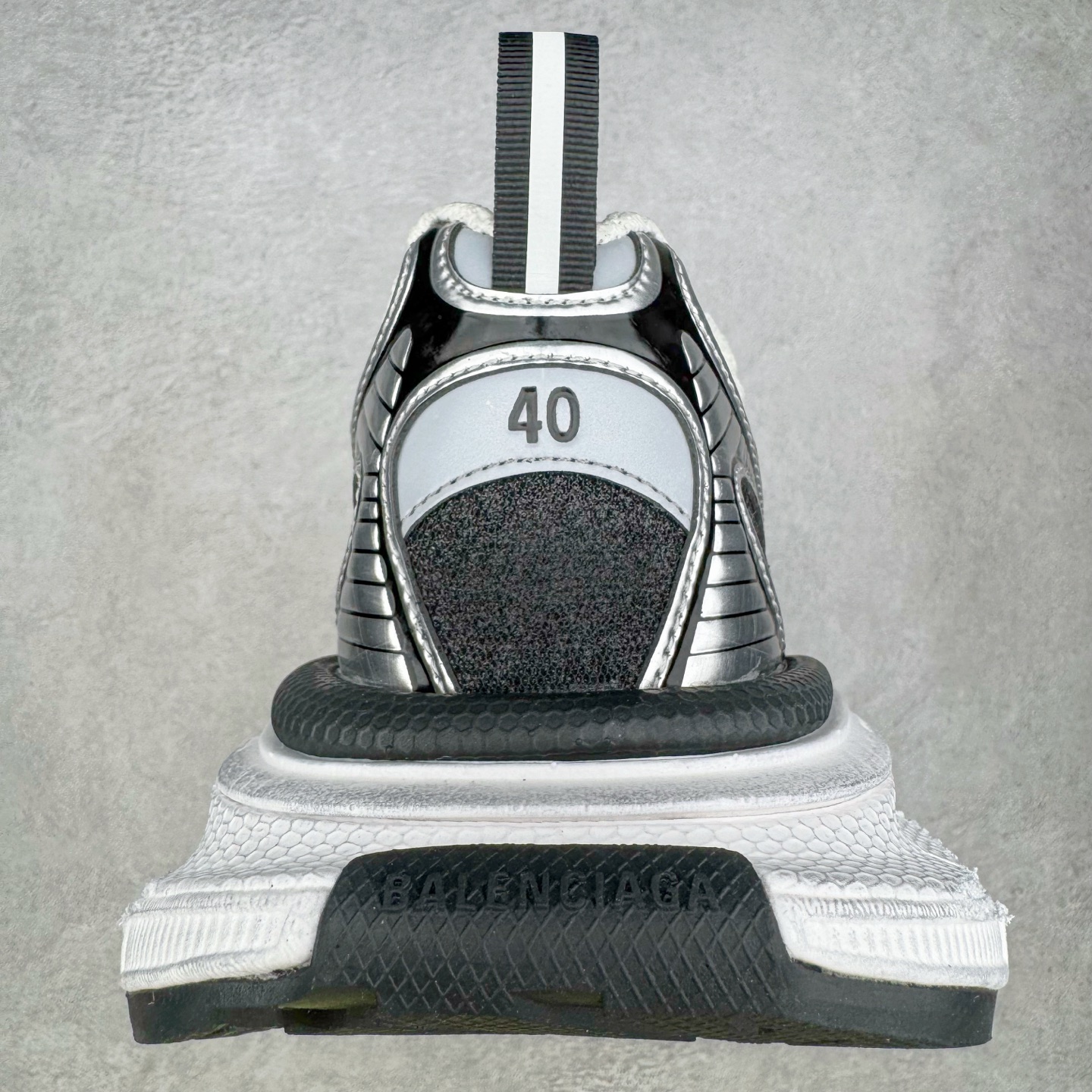 图片[8]-＃VG零售版 BALENCIAGA 3XL Sneakers 巴黎世家十代网布系带低帮走秀复古老爹鞋 全套原纸板楦头开发 最原汁原味的灵魂版型 全鞋荧光划线卡点 胶水把控整洁度追求极致完美 每一双都是工艺品 多重QC质检 超越公司货的品控标准 实实在在的免检产品 原盒原配 正确字体电绣 粗细、位置、大小正确 侧边TPU 透气孔匹配意产原版 正确分离大底 TPU软底 原版一致大底LOGO 立体感十足 原厂皮料水洗做旧 采购原厂网纱 不含皮革 网布材料和聚氨酯 磨损效果 鞋头边缘和后帮 Balenciaga 徽标 鞋面和后跟凸印尺码 鞋舌 3XL 橡胶品牌标识和反光细节 鞋帮拉袢和鞋舌拉祥 配反光细节 备用鞋带在鞋履前侧 可在穿着前取下 便于不同造型搭配 正常尺码 尺码：35 36 37 38 39 40 41 42 43 44 45 46-选品中心