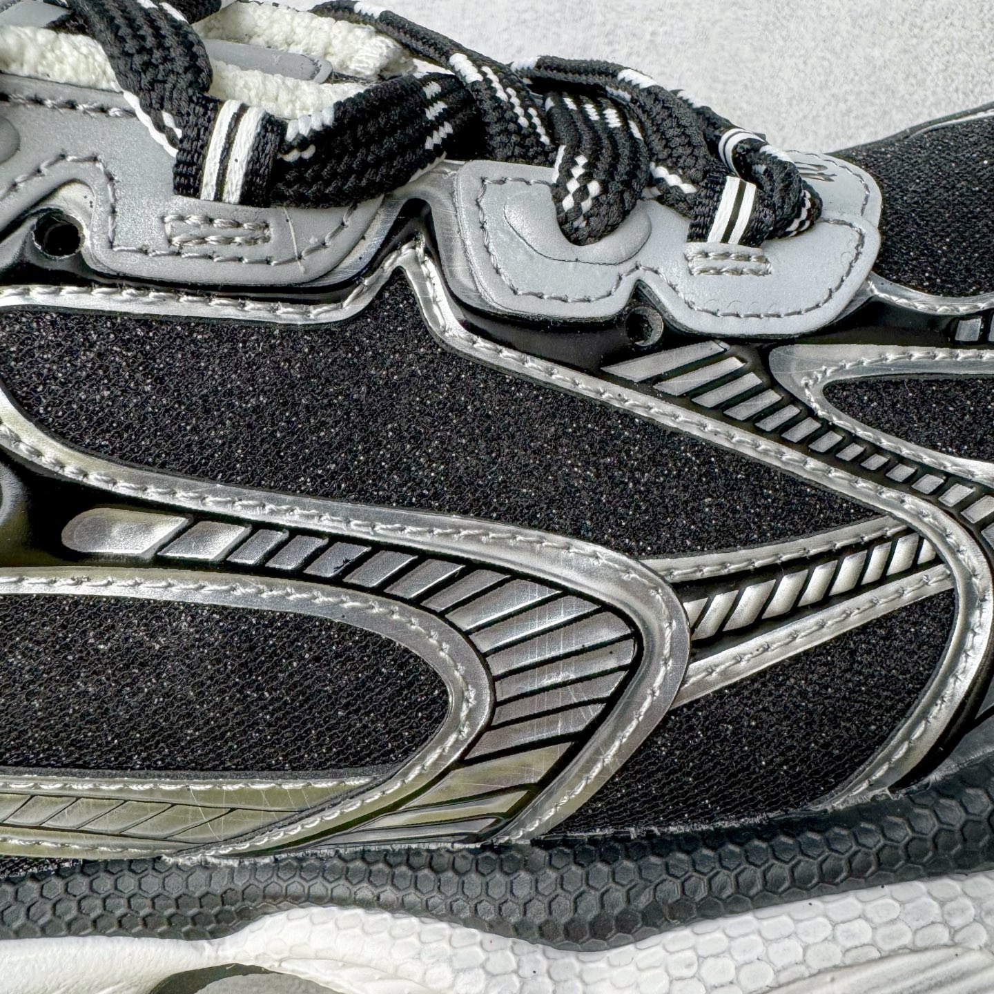 图片[18]-＃VG零售版 BALENCIAGA 3XL Sneakers 巴黎世家十代网布系带低帮走秀复古老爹鞋 全套原纸板楦头开发 最原汁原味的灵魂版型 全鞋荧光划线卡点 胶水把控整洁度追求极致完美 每一双都是工艺品 多重QC质检 超越公司货的品控标准 实实在在的免检产品 原盒原配 正确字体电绣 粗细、位置、大小正确 侧边TPU 透气孔匹配意产原版 正确分离大底 TPU软底 原版一致大底LOGO 立体感十足 原厂皮料水洗做旧 采购原厂网纱 不含皮革 网布材料和聚氨酯 磨损效果 鞋头边缘和后帮 Balenciaga 徽标 鞋面和后跟凸印尺码 鞋舌 3XL 橡胶品牌标识和反光细节 鞋帮拉袢和鞋舌拉祥 配反光细节 备用鞋带在鞋履前侧 可在穿着前取下 便于不同造型搭配 正常尺码 尺码：35 36 37 38 39 40 41 42 43 44 45 46-选品中心