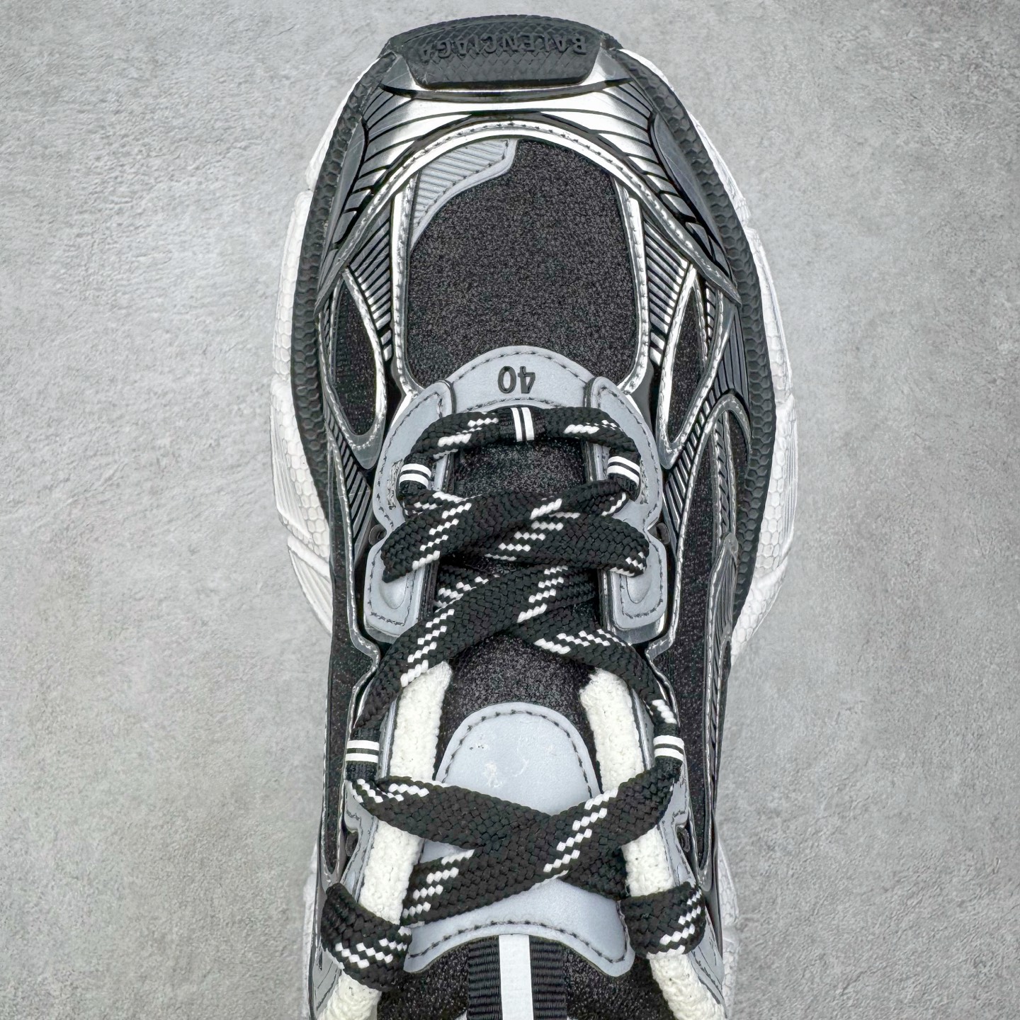 图片[4]-＃VG零售版 BALENCIAGA 3XL Sneakers 巴黎世家十代网布系带低帮走秀复古老爹鞋 全套原纸板楦头开发 最原汁原味的灵魂版型 全鞋荧光划线卡点 胶水把控整洁度追求极致完美 每一双都是工艺品 多重QC质检 超越公司货的品控标准 实实在在的免检产品 原盒原配 正确字体电绣 粗细、位置、大小正确 侧边TPU 透气孔匹配意产原版 正确分离大底 TPU软底 原版一致大底LOGO 立体感十足 原厂皮料水洗做旧 采购原厂网纱 不含皮革 网布材料和聚氨酯 磨损效果 鞋头边缘和后帮 Balenciaga 徽标 鞋面和后跟凸印尺码 鞋舌 3XL 橡胶品牌标识和反光细节 鞋帮拉袢和鞋舌拉祥 配反光细节 备用鞋带在鞋履前侧 可在穿着前取下 便于不同造型搭配 正常尺码 尺码：35 36 37 38 39 40 41 42 43 44 45 46-选品中心