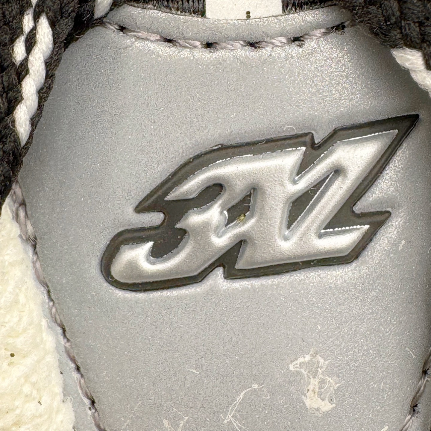 图片[12]-＃VG零售版 BALENCIAGA 3XL Sneakers 巴黎世家十代网布系带低帮走秀复古老爹鞋 全套原纸板楦头开发 最原汁原味的灵魂版型 全鞋荧光划线卡点 胶水把控整洁度追求极致完美 每一双都是工艺品 多重QC质检 超越公司货的品控标准 实实在在的免检产品 原盒原配 正确字体电绣 粗细、位置、大小正确 侧边TPU 透气孔匹配意产原版 正确分离大底 TPU软底 原版一致大底LOGO 立体感十足 原厂皮料水洗做旧 采购原厂网纱 不含皮革 网布材料和聚氨酯 磨损效果 鞋头边缘和后帮 Balenciaga 徽标 鞋面和后跟凸印尺码 鞋舌 3XL 橡胶品牌标识和反光细节 鞋帮拉袢和鞋舌拉祥 配反光细节 备用鞋带在鞋履前侧 可在穿着前取下 便于不同造型搭配 正常尺码 尺码：35 36 37 38 39 40 41 42 43 44 45 46-选品中心