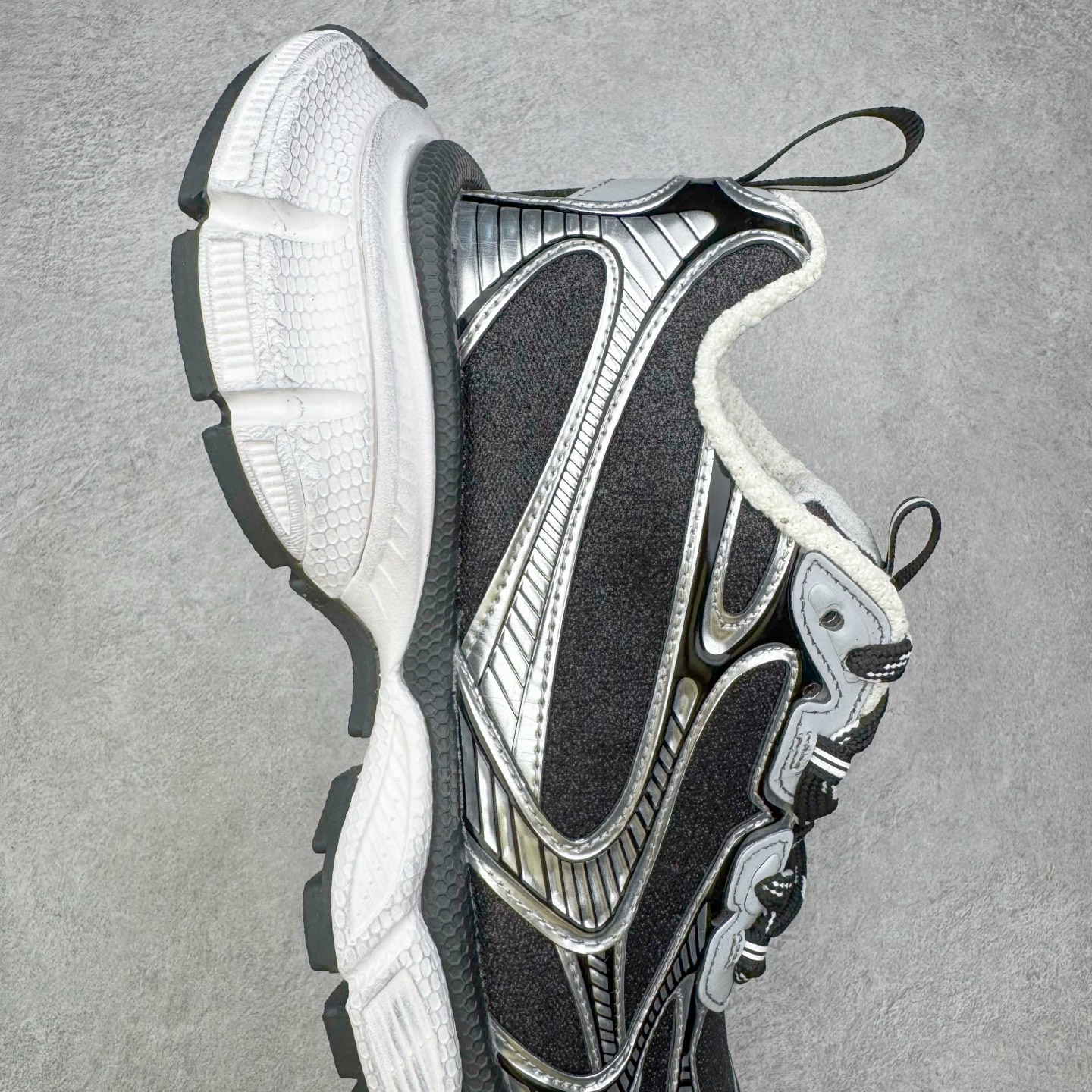 图片[6]-＃VG零售版 BALENCIAGA 3XL Sneakers 巴黎世家十代网布系带低帮走秀复古老爹鞋 全套原纸板楦头开发 最原汁原味的灵魂版型 全鞋荧光划线卡点 胶水把控整洁度追求极致完美 每一双都是工艺品 多重QC质检 超越公司货的品控标准 实实在在的免检产品 原盒原配 正确字体电绣 粗细、位置、大小正确 侧边TPU 透气孔匹配意产原版 正确分离大底 TPU软底 原版一致大底LOGO 立体感十足 原厂皮料水洗做旧 采购原厂网纱 不含皮革 网布材料和聚氨酯 磨损效果 鞋头边缘和后帮 Balenciaga 徽标 鞋面和后跟凸印尺码 鞋舌 3XL 橡胶品牌标识和反光细节 鞋帮拉袢和鞋舌拉祥 配反光细节 备用鞋带在鞋履前侧 可在穿着前取下 便于不同造型搭配 正常尺码 尺码：35 36 37 38 39 40 41 42 43 44 45 46-选品中心