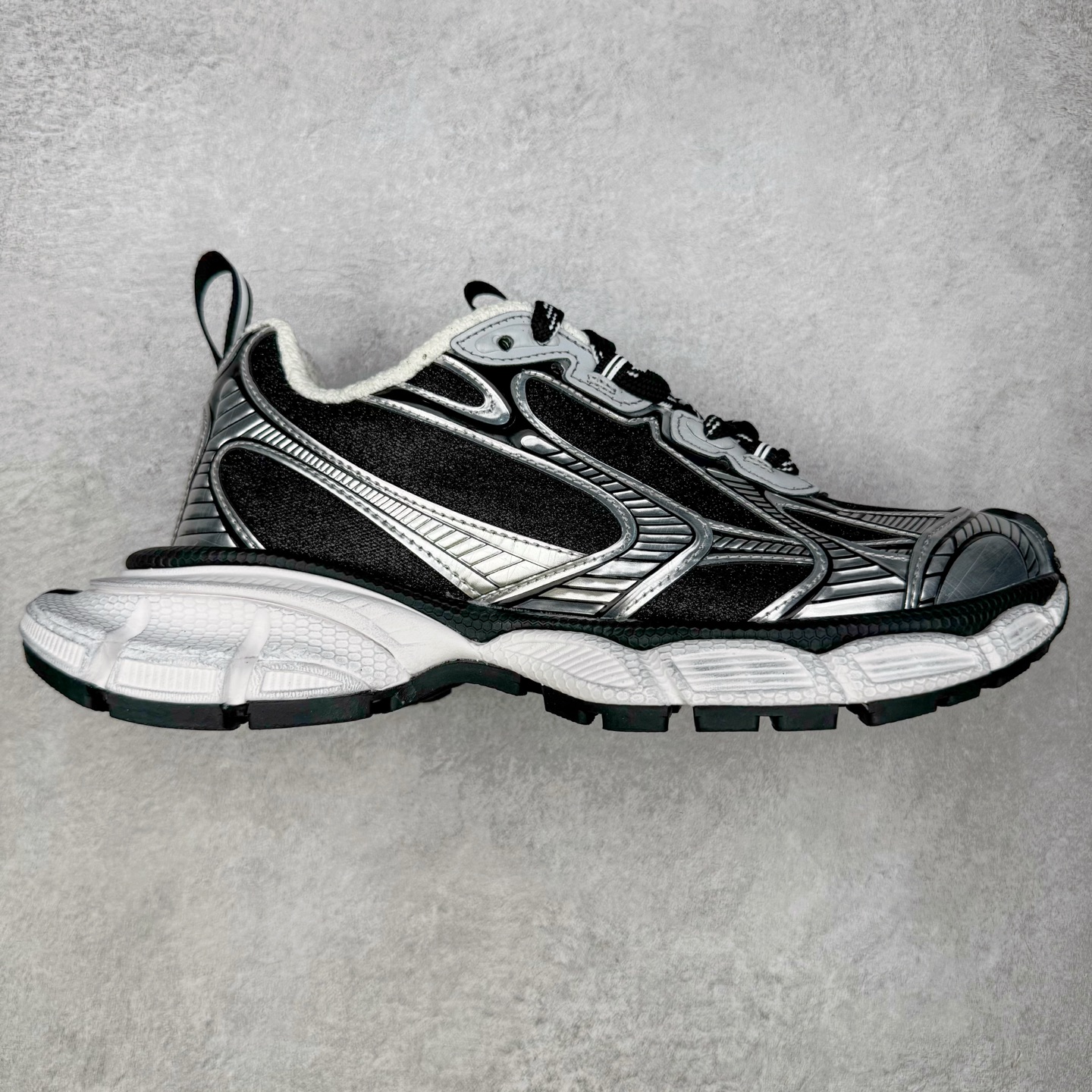 ＃VG零售版 BALENCIAGA 3XL Sneakers 巴黎世家十代网布系带低帮走秀复古老爹鞋 全套原纸板楦头开发 最原汁原味的灵魂版型 全鞋荧光划线卡点 胶水把控整洁度追求极致完美 每一双都是工艺品 多重QC质检 超越公司货的品控标准 实实在在的免检产品 原盒原配 正确字体电绣 粗细、位置、大小正确 侧边TPU 透气孔匹配意产原版 正确分离大底 TPU软底 原版一致大底LOGO 立体感十足 原厂皮料水洗做旧 采购原厂网纱 不含皮革 网布材料和聚氨酯 磨损效果 鞋头边缘和后帮 Balenciaga 徽标 鞋面和后跟凸印尺码 鞋舌 3XL 橡胶品牌标识和反光细节 鞋帮拉袢和鞋舌拉祥 配反光细节 备用鞋带在鞋履前侧 可在穿着前取下 便于不同造型搭配 正常尺码 尺码：35 36 37 38 39 40 41 42 43 44 45 46-选品中心
