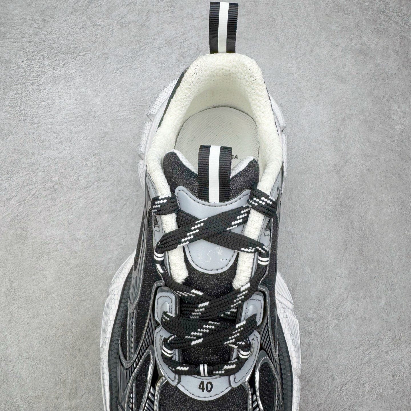 图片[5]-＃VG零售版 BALENCIAGA 3XL Sneakers 巴黎世家十代网布系带低帮走秀复古老爹鞋 全套原纸板楦头开发 最原汁原味的灵魂版型 全鞋荧光划线卡点 胶水把控整洁度追求极致完美 每一双都是工艺品 多重QC质检 超越公司货的品控标准 实实在在的免检产品 原盒原配 正确字体电绣 粗细、位置、大小正确 侧边TPU 透气孔匹配意产原版 正确分离大底 TPU软底 原版一致大底LOGO 立体感十足 原厂皮料水洗做旧 采购原厂网纱 不含皮革 网布材料和聚氨酯 磨损效果 鞋头边缘和后帮 Balenciaga 徽标 鞋面和后跟凸印尺码 鞋舌 3XL 橡胶品牌标识和反光细节 鞋帮拉袢和鞋舌拉祥 配反光细节 备用鞋带在鞋履前侧 可在穿着前取下 便于不同造型搭配 正常尺码 尺码：35 36 37 38 39 40 41 42 43 44 45 46-选品中心