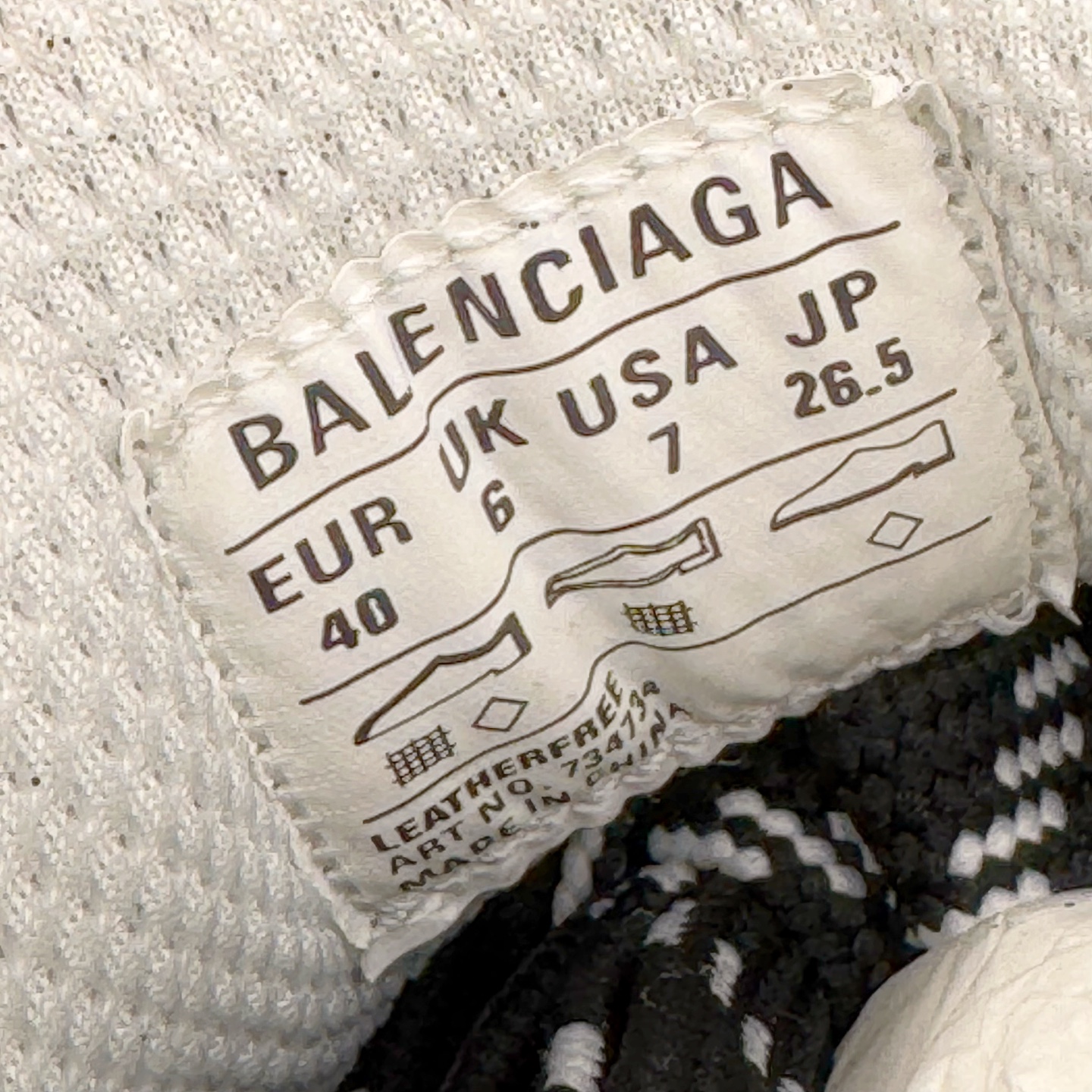 图片[11]-＃VG零售版 BALENCIAGA 3XL Sneakers 巴黎世家十代网布系带低帮走秀复古老爹鞋 全套原纸板楦头开发 最原汁原味的灵魂版型 全鞋荧光划线卡点 胶水把控整洁度追求极致完美 每一双都是工艺品 多重QC质检 超越公司货的品控标准 实实在在的免检产品 原盒原配 正确字体电绣 粗细、位置、大小正确 侧边TPU 透气孔匹配意产原版 正确分离大底 TPU软底 原版一致大底LOGO 立体感十足 原厂皮料水洗做旧 采购原厂网纱 不含皮革 网布材料和聚氨酯 磨损效果 鞋头边缘和后帮 Balenciaga 徽标 鞋面和后跟凸印尺码 鞋舌 3XL 橡胶品牌标识和反光细节 鞋帮拉袢和鞋舌拉祥 配反光细节 备用鞋带在鞋履前侧 可在穿着前取下 便于不同造型搭配 正常尺码 尺码：35 36 37 38 39 40 41 42 43 44 45 46-选品中心