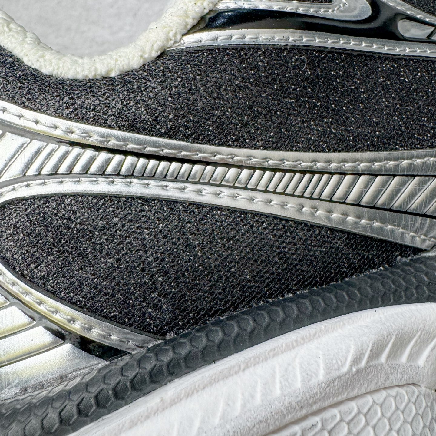 图片[17]-＃VG零售版 BALENCIAGA 3XL Sneakers 巴黎世家十代网布系带低帮走秀复古老爹鞋 全套原纸板楦头开发 最原汁原味的灵魂版型 全鞋荧光划线卡点 胶水把控整洁度追求极致完美 每一双都是工艺品 多重QC质检 超越公司货的品控标准 实实在在的免检产品 原盒原配 正确字体电绣 粗细、位置、大小正确 侧边TPU 透气孔匹配意产原版 正确分离大底 TPU软底 原版一致大底LOGO 立体感十足 原厂皮料水洗做旧 采购原厂网纱 不含皮革 网布材料和聚氨酯 磨损效果 鞋头边缘和后帮 Balenciaga 徽标 鞋面和后跟凸印尺码 鞋舌 3XL 橡胶品牌标识和反光细节 鞋帮拉袢和鞋舌拉祥 配反光细节 备用鞋带在鞋履前侧 可在穿着前取下 便于不同造型搭配 正常尺码 尺码：35 36 37 38 39 40 41 42 43 44 45 46-选品中心