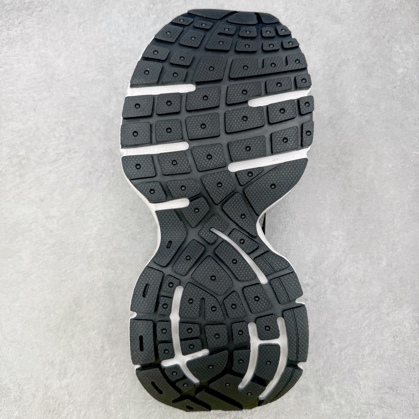 图片[9]-＃VG零售版 BALENCIAGA 3XL Sneakers 巴黎世家十代网布系带低帮走秀复古老爹鞋 全套原纸板楦头开发 最原汁原味的灵魂版型 全鞋荧光划线卡点 胶水把控整洁度追求极致完美 每一双都是工艺品 多重QC质检 超越公司货的品控标准 实实在在的免检产品 原盒原配 正确字体电绣 粗细、位置、大小正确 侧边TPU 透气孔匹配意产原版 正确分离大底 TPU软底 原版一致大底LOGO 立体感十足 原厂皮料水洗做旧 采购原厂网纱 不含皮革 网布材料和聚氨酯 磨损效果 鞋头边缘和后帮 Balenciaga 徽标 鞋面和后跟凸印尺码 鞋舌 3XL 橡胶品牌标识和反光细节 鞋帮拉袢和鞋舌拉祥 配反光细节 备用鞋带在鞋履前侧 可在穿着前取下 便于不同造型搭配 正常尺码 尺码：35 36 37 38 39 40 41 42 43 44 45 46-选品中心